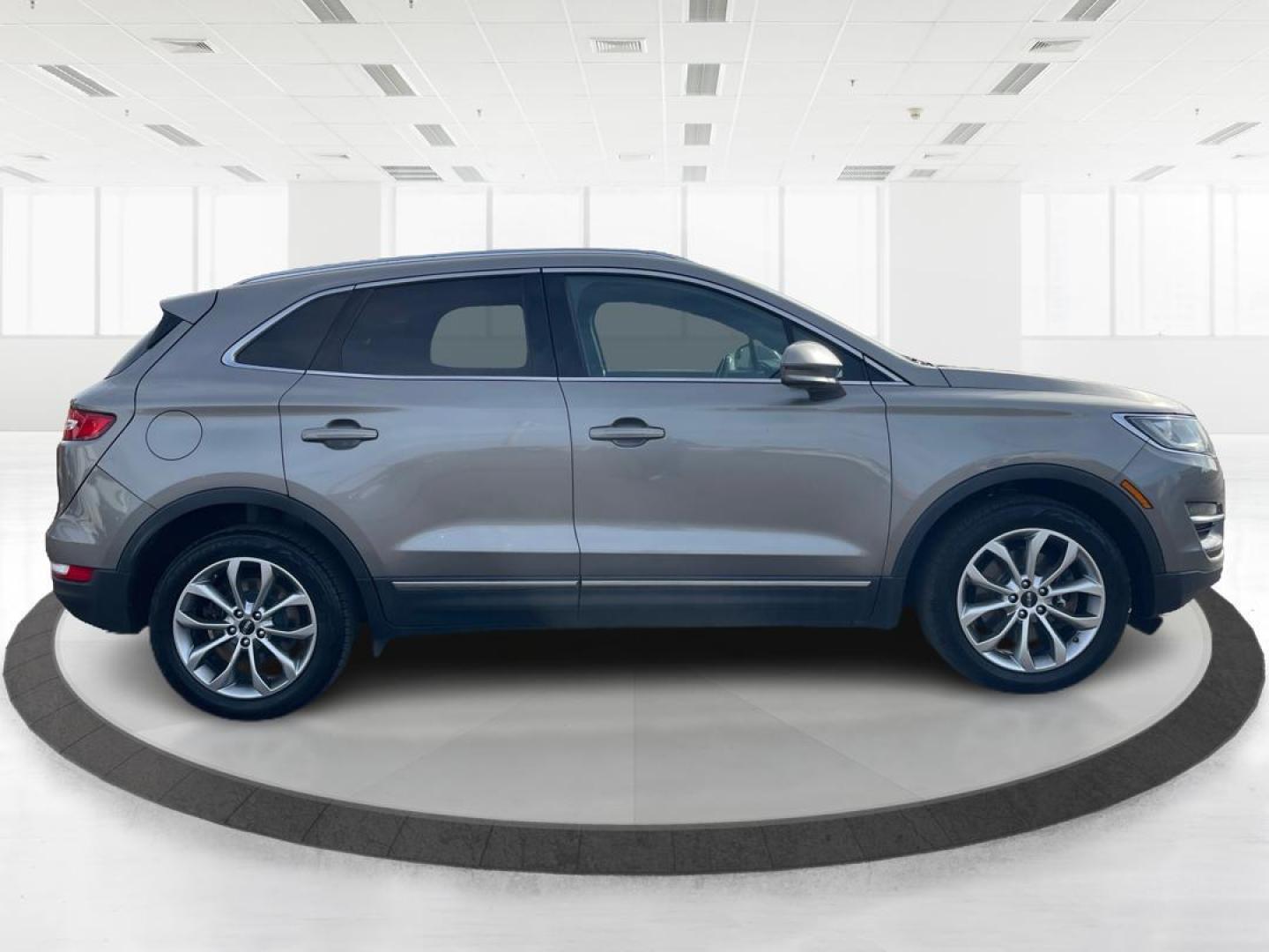 2017 Lincoln MKC Select AWD (5LMCJ2D95HU) with an 2.0L L4 DOHC 16V engine, 6-Speed Automatic transmission, located at 4508 South Dixie Dr, Moraine, OH, 45439, (937) 908-9800, 39.807072, -84.031563 - Photo#1