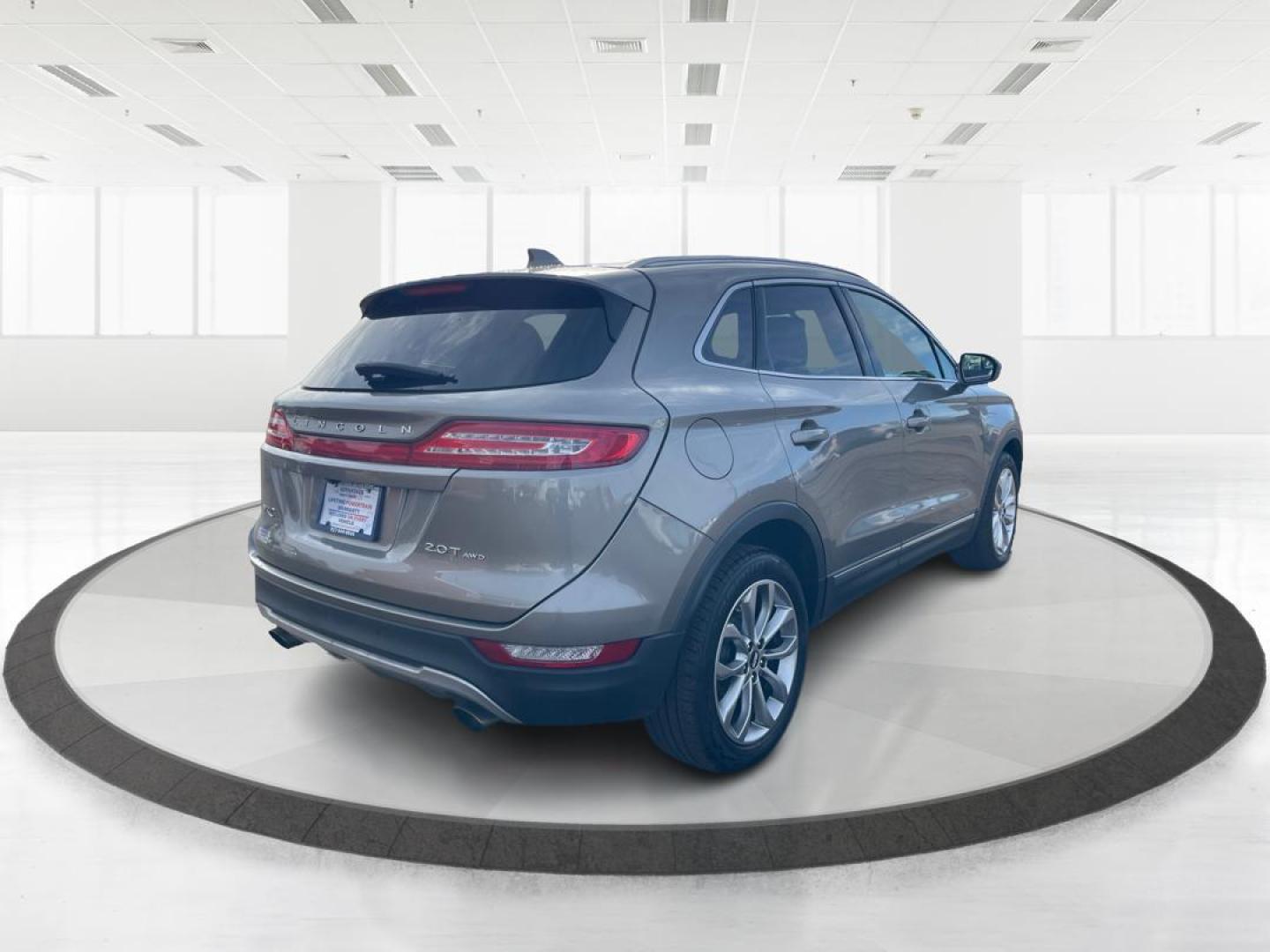 2017 Lincoln MKC Select AWD (5LMCJ2D95HU) with an 2.0L L4 DOHC 16V engine, 6-Speed Automatic transmission, located at 4508 South Dixie Dr, Moraine, OH, 45439, (937) 908-9800, 39.807072, -84.031563 - Photo#2
