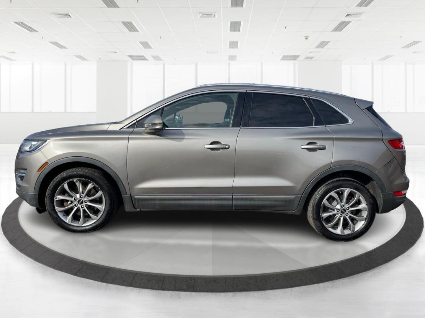 2017 Lincoln MKC Select AWD (5LMCJ2D95HU) with an 2.0L L4 DOHC 16V engine, 6-Speed Automatic transmission, located at 4508 South Dixie Dr, Moraine, OH, 45439, (937) 908-9800, 39.807072, -84.031563 - Photo#5