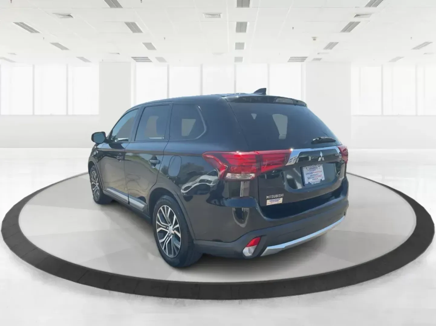 2017 Mitsubishi Outlander ES (JA4AD2A34HZ) with an 2.4L I-4 variable valve control engine, located at 880 E. National Road, OH, 45377, (937) 908-9800, 39.891918, -84.183975 - Photo#4