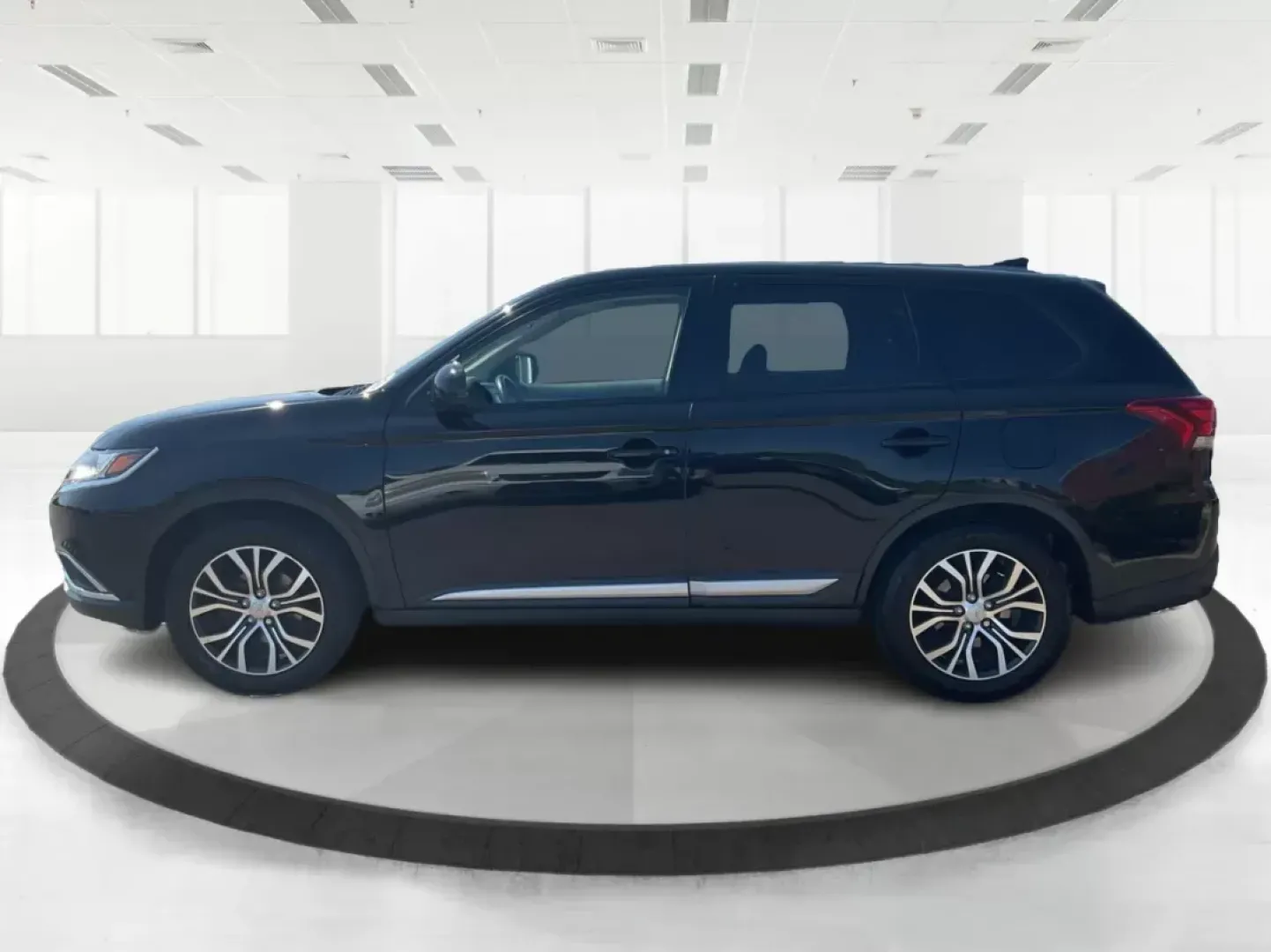 2017 Mitsubishi Outlander ES (JA4AD2A34HZ) with an 2.4L I-4 variable valve control engine, located at 880 E. National Road, OH, 45377, (937) 908-9800, 39.891918, -84.183975 - Photo#5