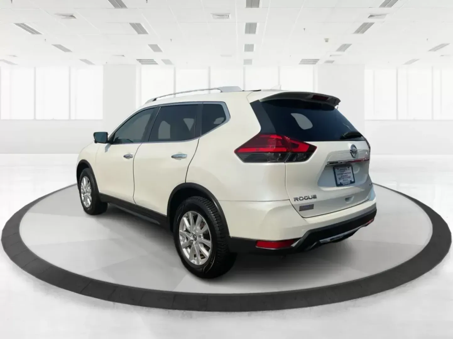 2017 Nissan Rogue SV (5N1AT2MV3HC) with an 2.5L I-4 DOHC engine, located at 1099 N County Rd 25A , Troy, OH, 45373, (937) 908-9800, 40.057041, -84.215462 - Photo#4