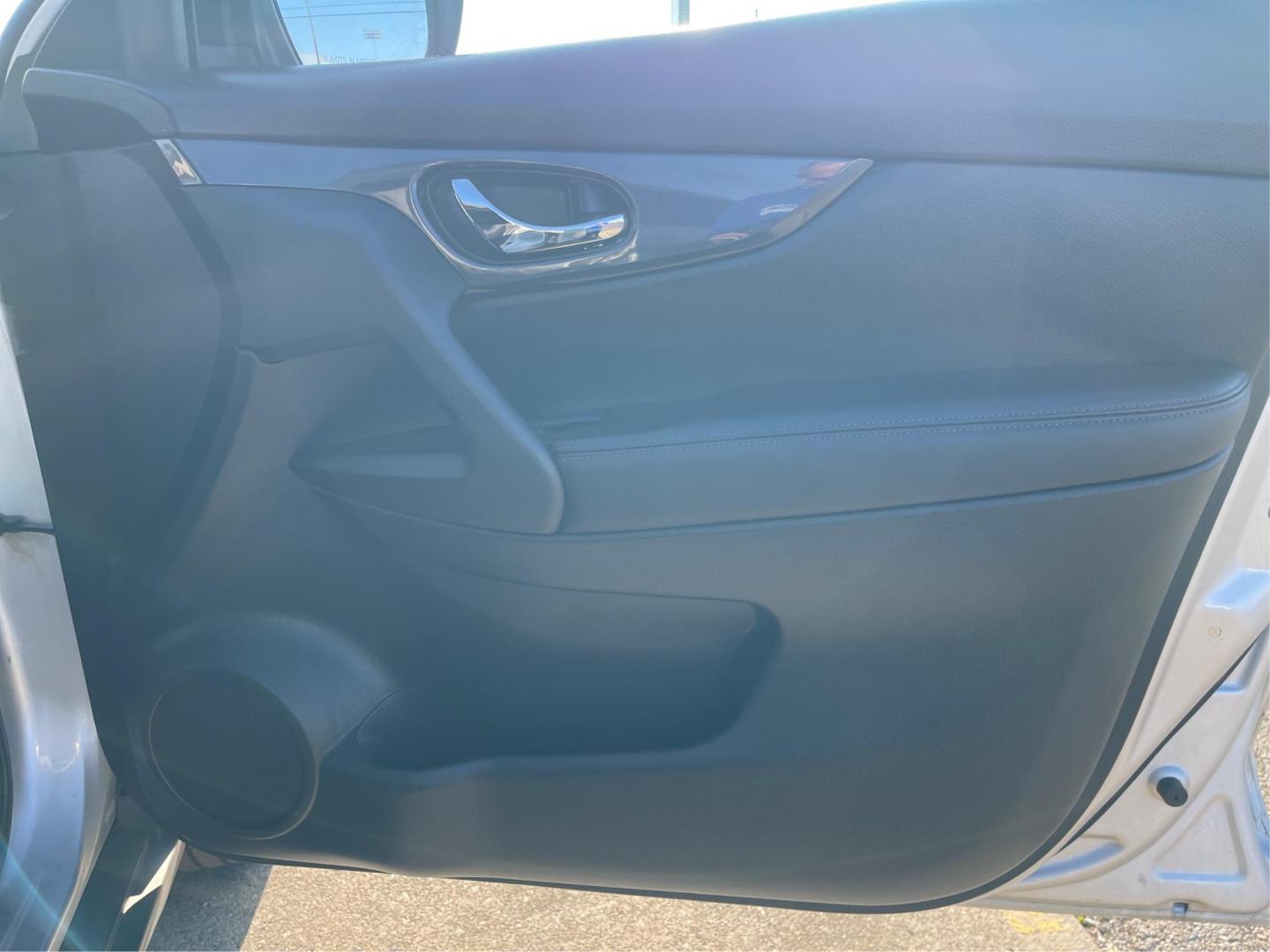 2017 Nissan Rogue SV AWD (KNMAT2MV1HP) with an 2.5L L4 DOHC 16V engine, Continuously Variable Transmission transmission, located at 880 E. National Road, OH, 45377, (937) 908-9800, 39.891918, -84.183975 - Photo#19