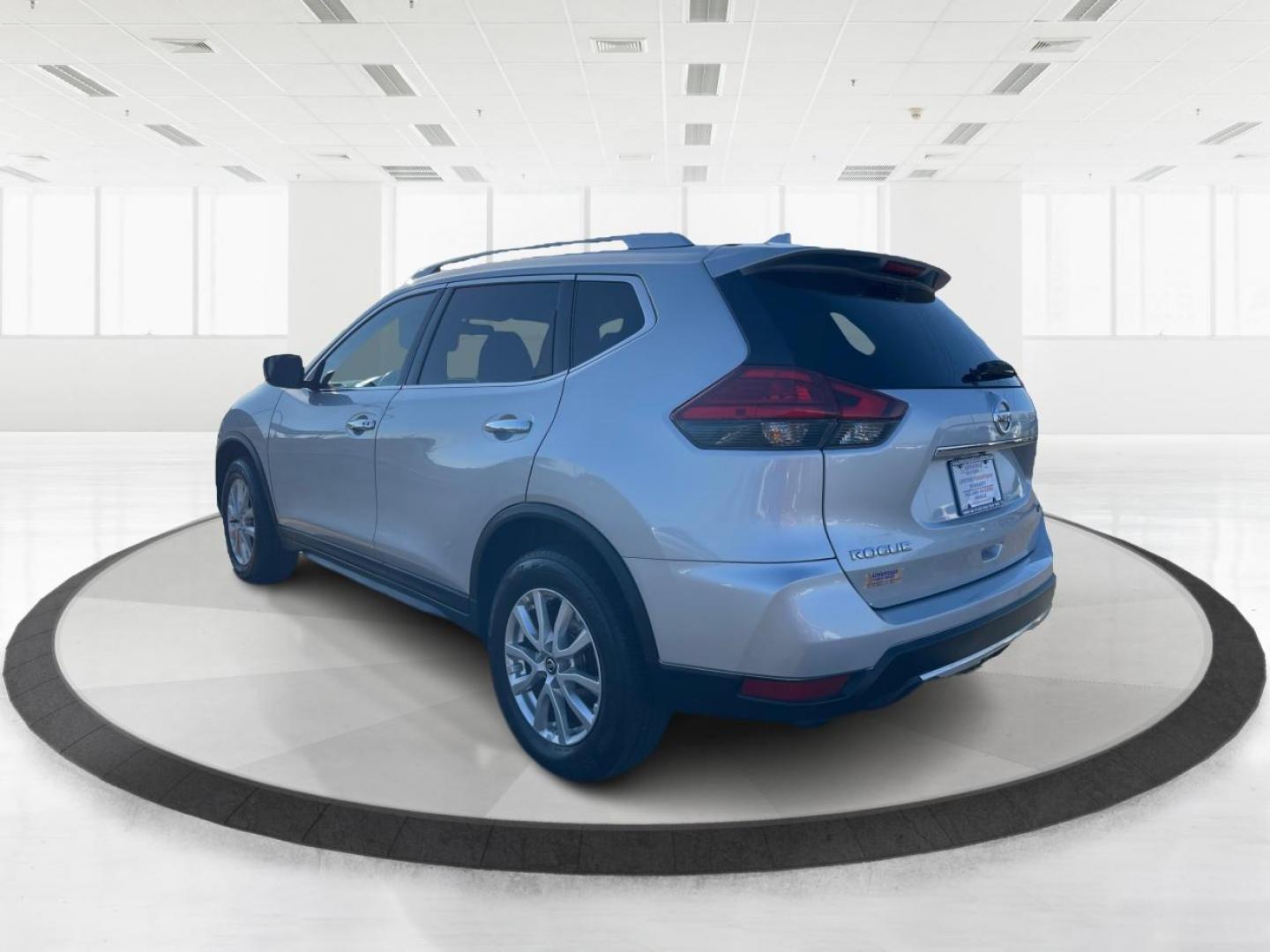 2017 Nissan Rogue SV AWD (KNMAT2MV1HP) with an 2.5L L4 DOHC 16V engine, Continuously Variable Transmission transmission, located at 880 E. National Road, OH, 45377, (937) 908-9800, 39.891918, -84.183975 - Photo#4