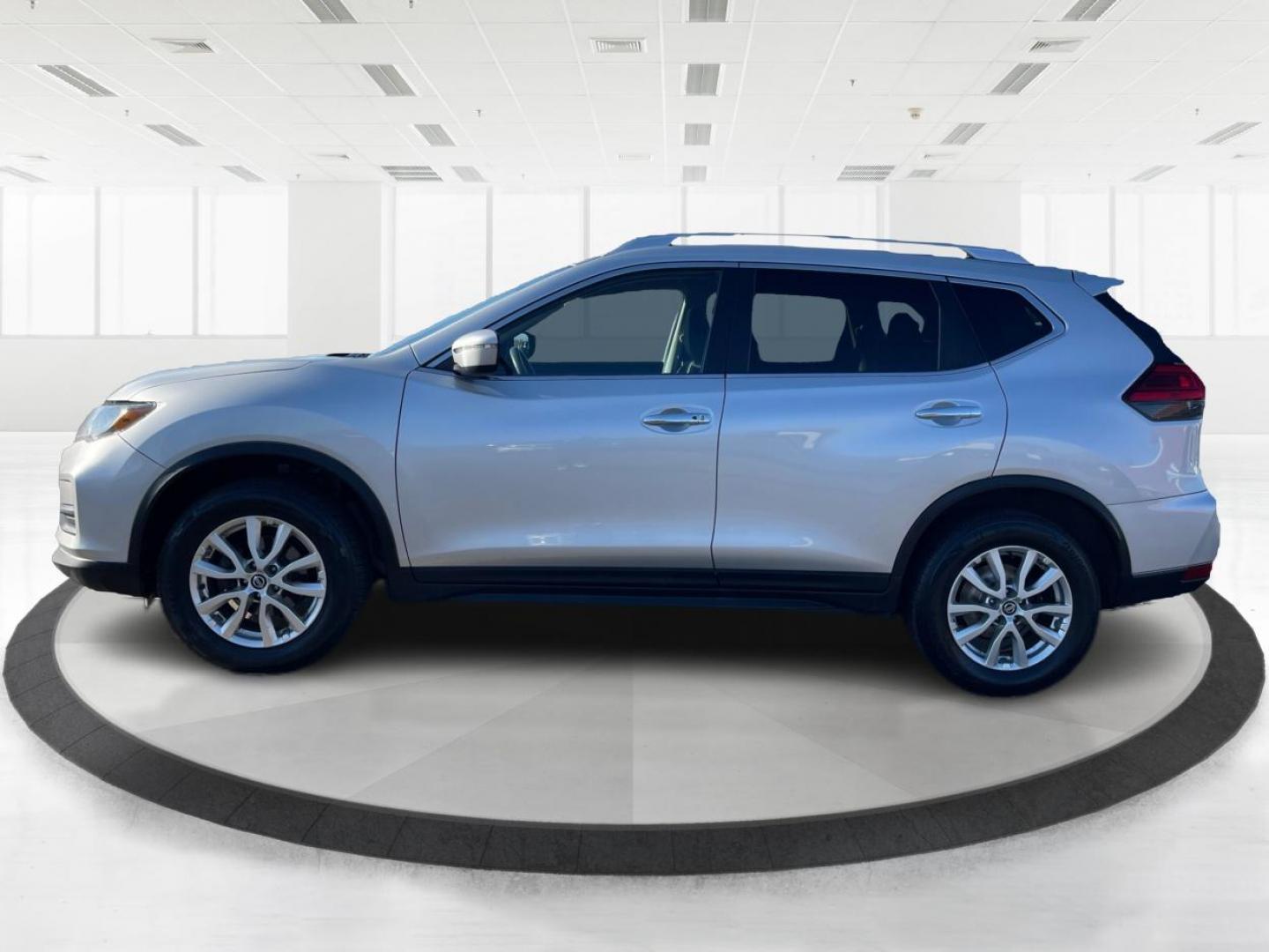 2017 Nissan Rogue SV AWD (KNMAT2MV1HP) with an 2.5L L4 DOHC 16V engine, Continuously Variable Transmission transmission, located at 880 E. National Road, OH, 45377, (937) 908-9800, 39.891918, -84.183975 - Photo#5