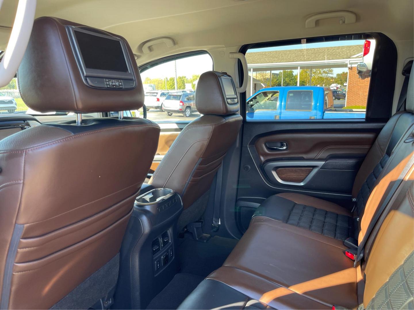 2017 Nissan Titan Platinum Reserve Crew Cab 4WD (1N6AA1E53HN) with an 5.6L V8 DOHC 32V engine, 6-Speed Automatic transmission, located at 880 E. National Road, OH, 45377, (937) 908-9800, 39.891918, -84.183975 - Photo#9
