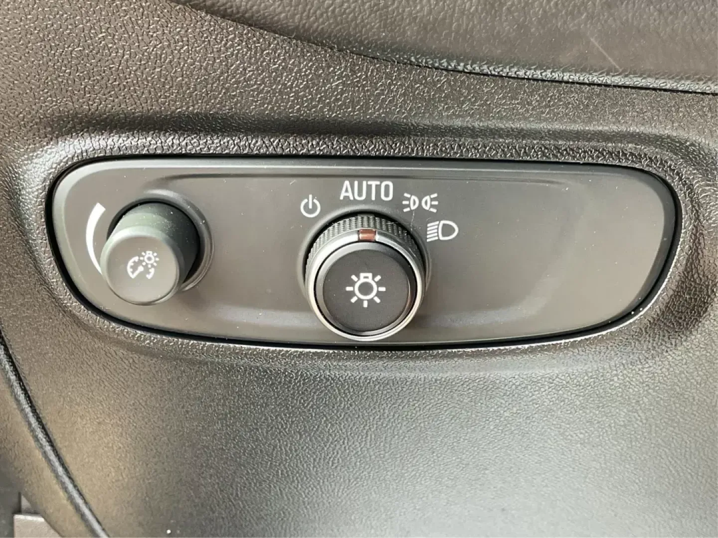 2018 Chevrolet Equinox LT (3GNAXSEV5JS) with an 1.5L I-4 gasoline direct injection engine, located at 8750 N County Rd 25A, Piqua, OH, 45356, (937) 908-9800, 40.164391, -84.232513 - Photo#16