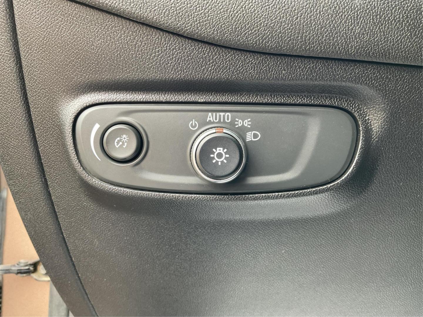 2018 Chevrolet Equinox LT AWD (2GNAXSEV5J6) with an 1.5L L4 DOHC 16V TURBO engine, 6-Speed Automatic transmission, located at 1184 Kauffman Ave, Fairborn, OH, 45324, (937) 908-9800, 39.807072, -84.031563 - Photo#16