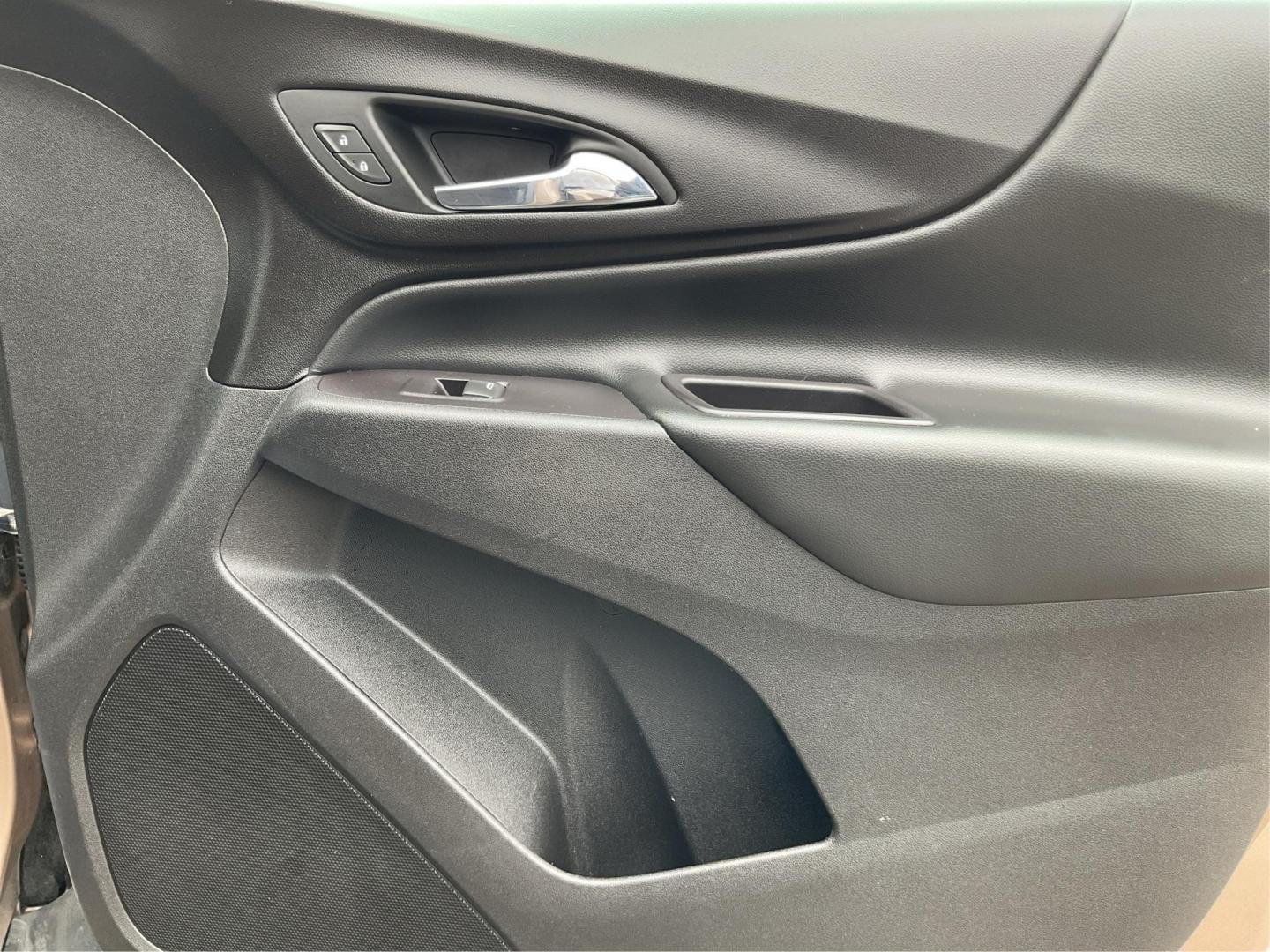 2018 Chevrolet Equinox LT AWD (2GNAXSEV5J6) with an 1.5L L4 DOHC 16V TURBO engine, 6-Speed Automatic transmission, located at 1184 Kauffman Ave, Fairborn, OH, 45324, (937) 908-9800, 39.807072, -84.031563 - Photo#19
