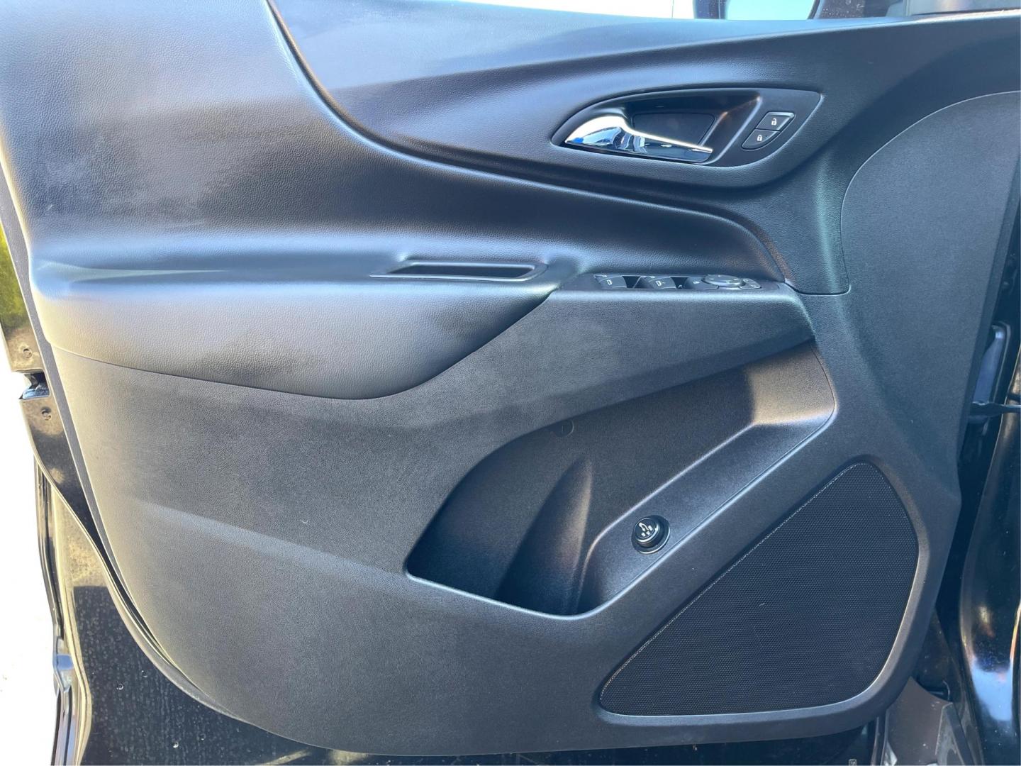 2018 Chevrolet Equinox LT 2WD (2GNAXJEV1J6) with an 1.5L L4 DIR DOHC 16V TURBO engine, 6-Speed Automatic transmission, located at 880 E. National Road, OH, 45377, (937) 908-9800, 39.891918, -84.183975 - Photo#17