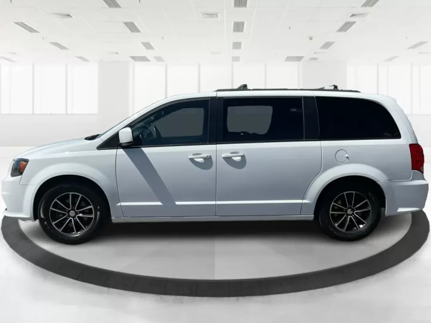 2018 Dodge Grand Caravan GT (2C4RDGEGXJR) with an Pentastar 3.6L V-6 DOHC engine, located at 8750 N County Rd 25A, Piqua, OH, 45356, (937) 908-9800, 40.164391, -84.232513 - Photo#5