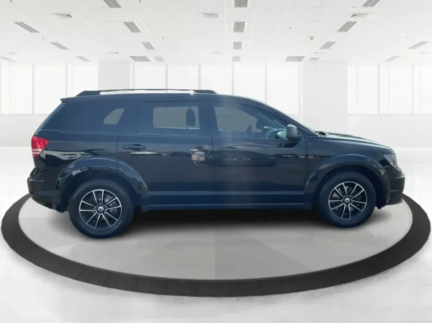 2018 Dodge Journey SE (3C4PDCAB0JT) with an Tigershark MultiAir 2.4L I-4 DOHC engine, located at 1230 East Main St, Xenia, OH, 45385, (937) 908-9800, 39.688042, -83.910538 - Photo#1