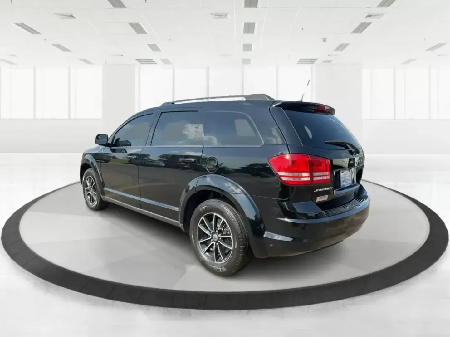 2018 Dodge Journey SE (3C4PDCAB0JT) with an Tigershark MultiAir 2.4L I-4 DOHC engine, located at 1230 East Main St, Xenia, OH, 45385, (937) 908-9800, 39.688042, -83.910538 - Photo#3