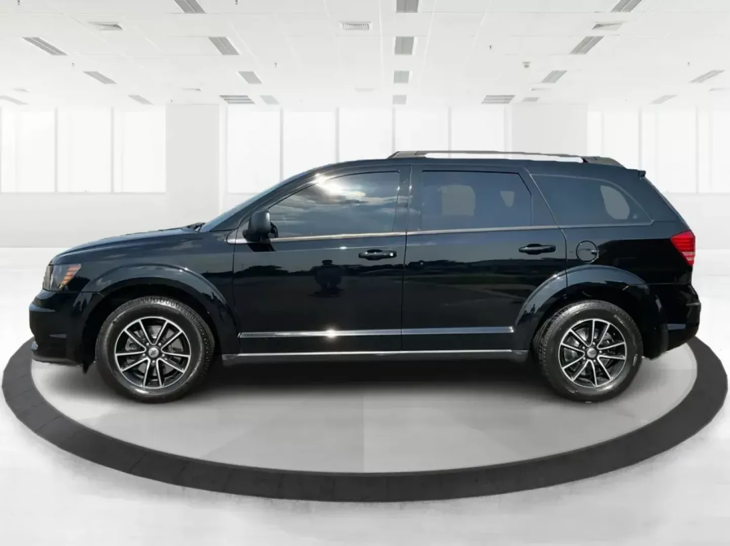 2018 Dodge Journey SE (3C4PDCAB0JT) with an Tigershark MultiAir 2.4L I-4 DOHC engine, located at 1230 East Main St, Xenia, OH, 45385, (937) 908-9800, 39.688042, -83.910538 - Photo#4