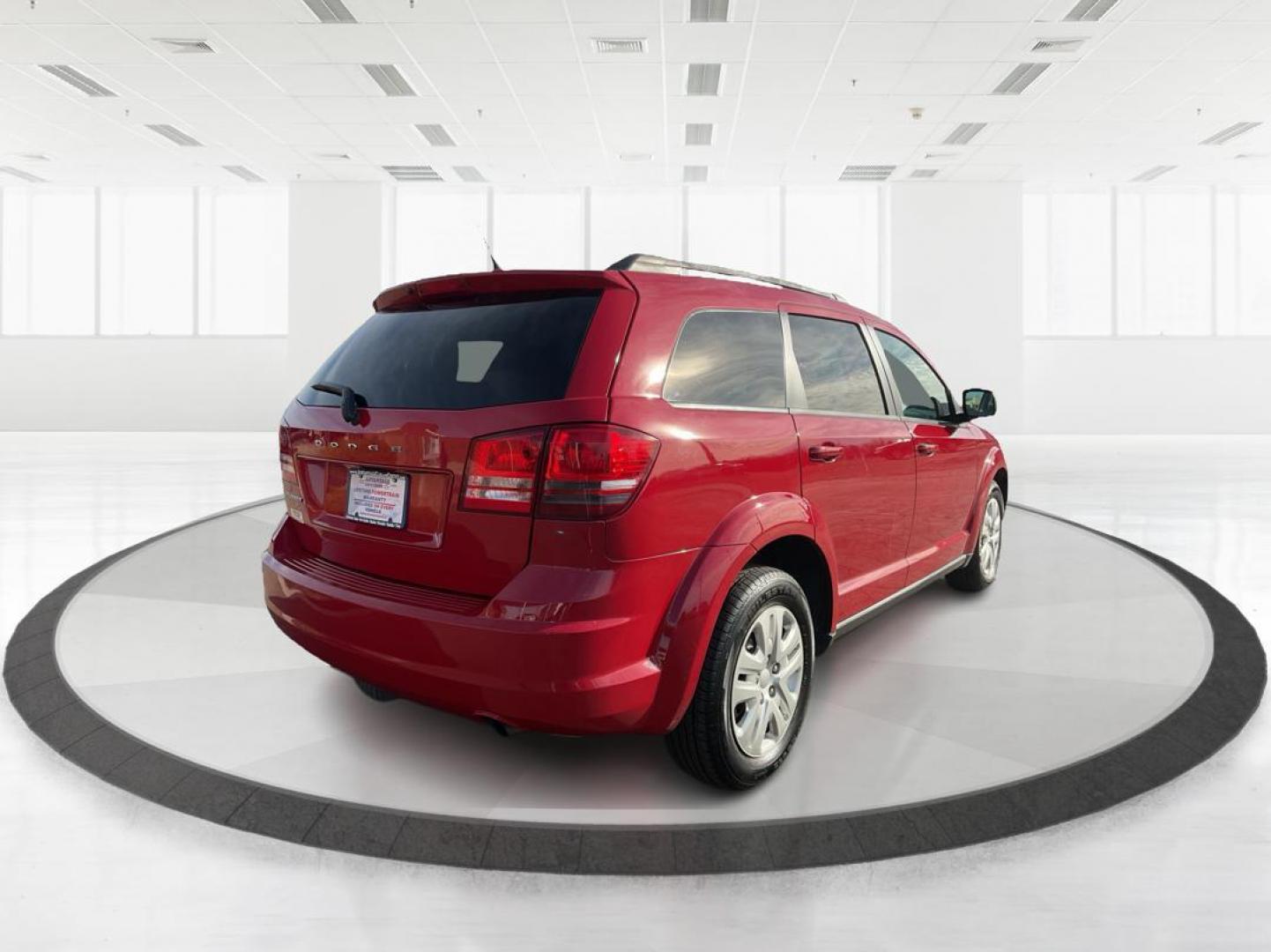 2018 Dodge Journey SE (3C4PDCABXJT) with an Tigershark MultiAir 2.4L I-4 DOHC engine, located at 1230 East Main St, Xenia, OH, 45385, (937) 908-9800, 39.688042, -83.910538 - Photo#2