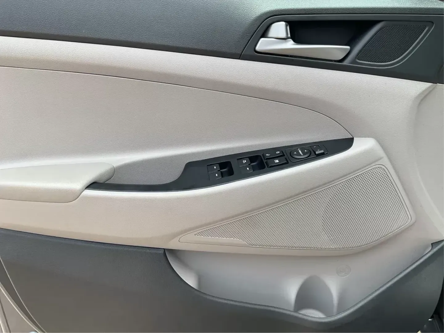 2018 Hyundai Tucson SEL (KM8J3CA44JU) with an Nu 2L I-4 gasoline direct injection engine, located at 4508 South Dixie Dr, Moraine, OH, 45439, (937) 908-9800, 39.807072, -84.031563 - Photo#17