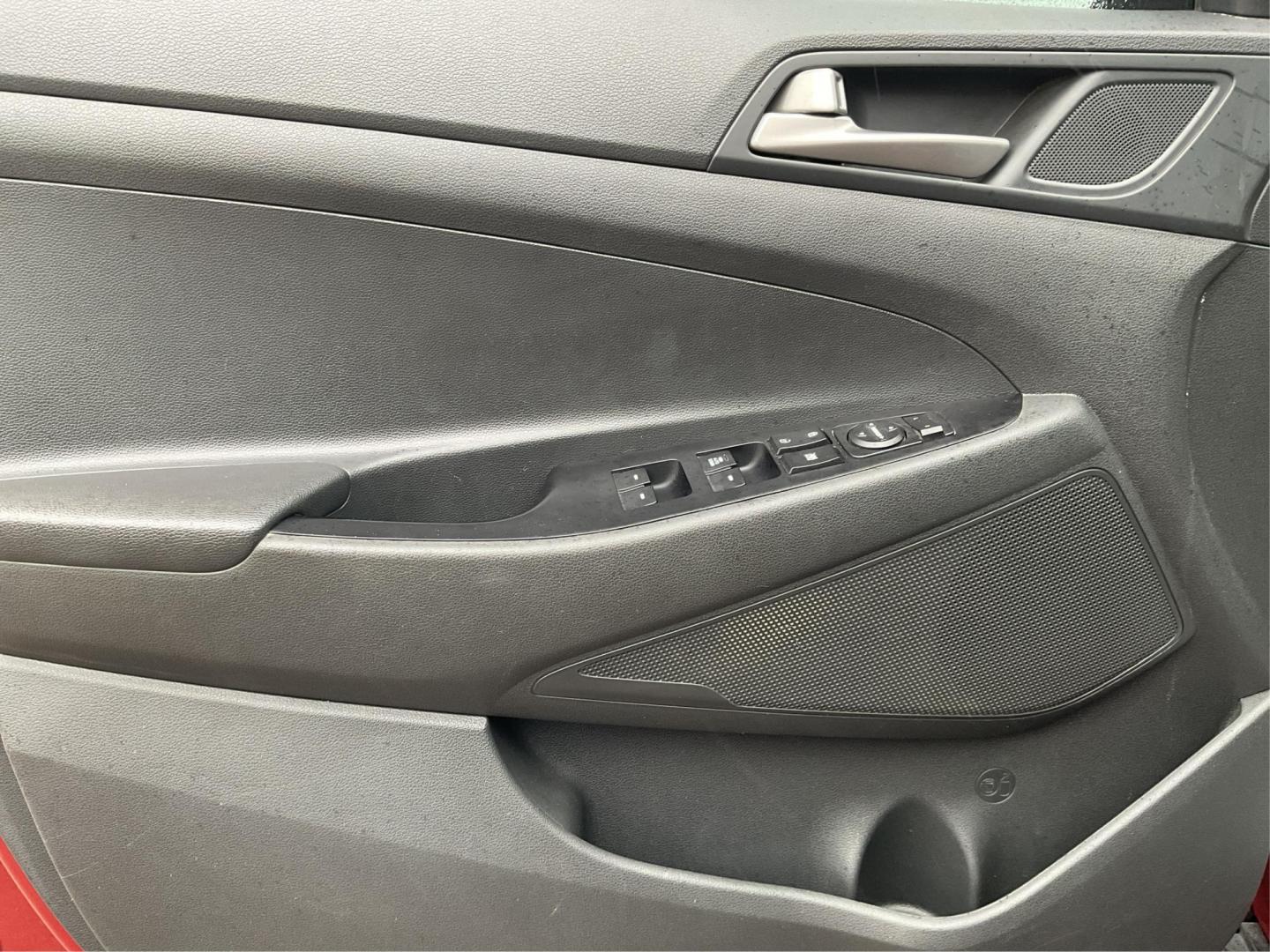 2018 Hyundai Tucson SE (KM8J2CA4XJU) with an Nu 2L I-4 gasoline direct injection engine, located at 4508 South Dixie Dr, Moraine, OH, 45439, (937) 908-9800, 39.807072, -84.031563 - Photo#16