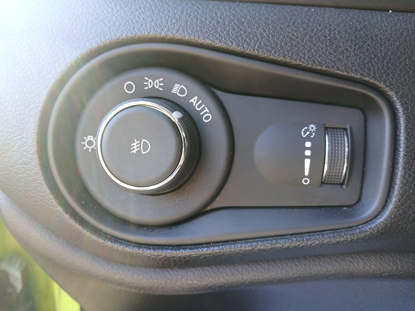 2018 Jeep Renegade Sport 4WD (ZACCJBAB7JP) with an 2.4L L4 DOHC 16V engine, Automatic transmission, located at 1230 East Main St, Xenia, OH, 45385, (937) 908-9800, 39.688042, -83.910538 - Photo#15