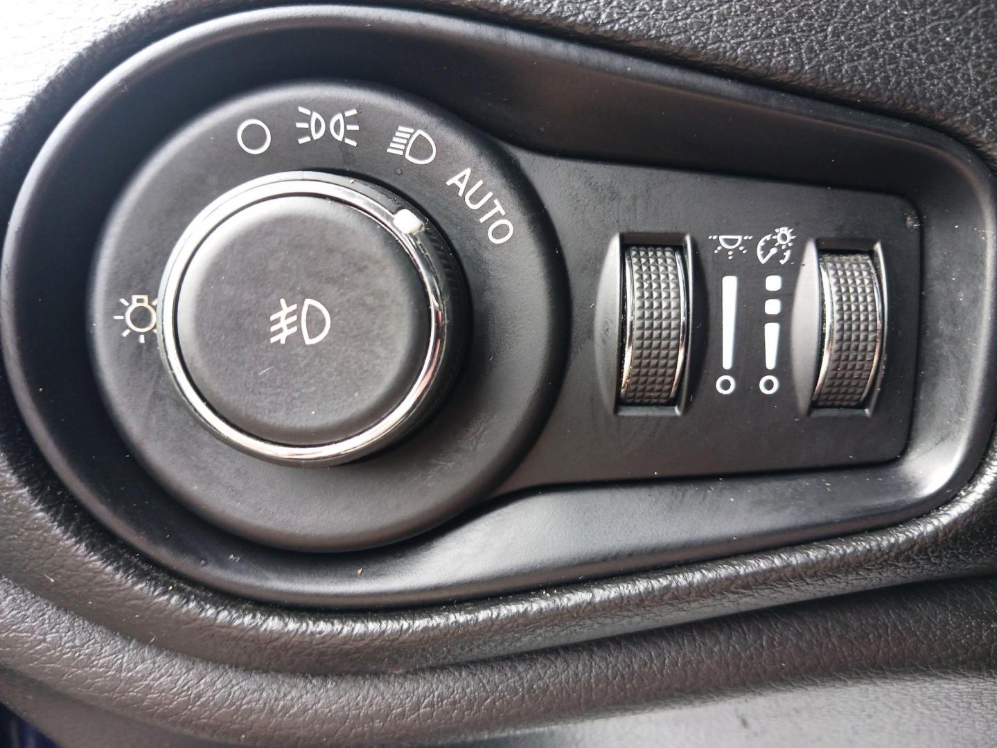 2018 /Black, premium cloth Jeep Renegade Latitude 4WD (ZACCJBBB6JP) with an 2.4L L4 DOHC 16V engine, Automatic transmission, located at 880 E. National Road, OH, 45377, (937) 908-9800, 39.891918, -84.183975 - Photo#15