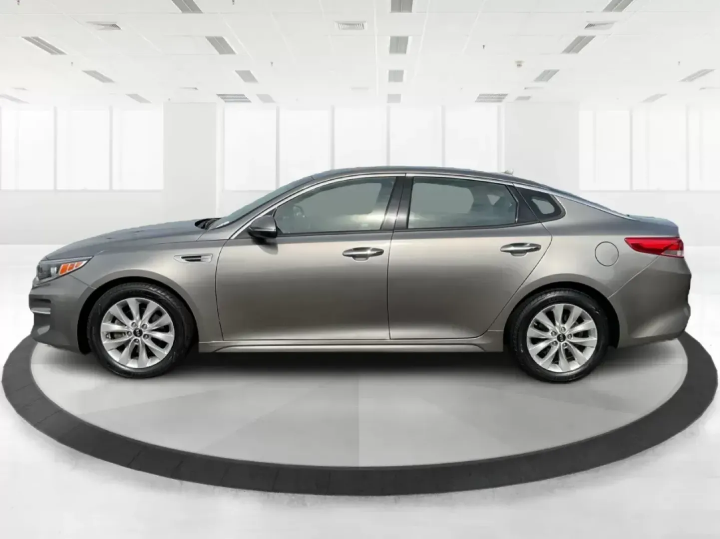 2018 Kia Optima EX (5XXGU4L36JG) with an Theta II 2.4L I-4 gasoline direct injection engine, located at 1951 S Dayton Lakeview Rd., New Carlisle, OH, 45344, (937) 908-9800, 39.890999, -84.050255 - Photo#4