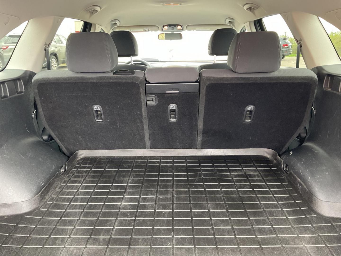 2018 Kia Sorento 2.4L LX (5XYPG4A38JG) with an 2.4L I-4 gasoline direct injection engine, located at 1184 Kauffman Ave, Fairborn, OH, 45324, (937) 908-9800, 39.807072, -84.031563 - Photo#11