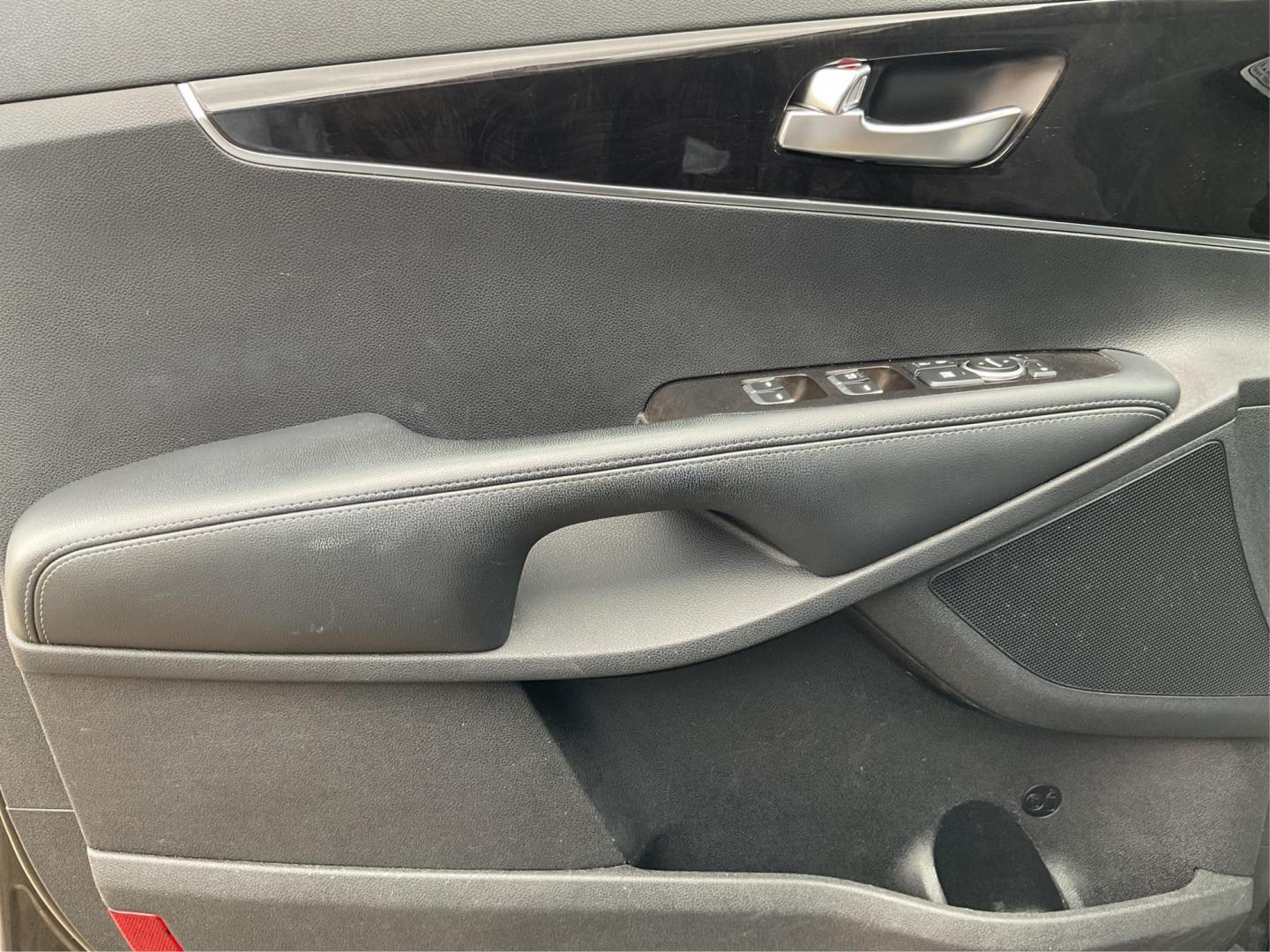2018 Kia Sorento 2.4L LX (5XYPG4A38JG) with an 2.4L I-4 gasoline direct injection engine, located at 1184 Kauffman Ave, Fairborn, OH, 45324, (937) 908-9800, 39.807072, -84.031563 - Photo#16