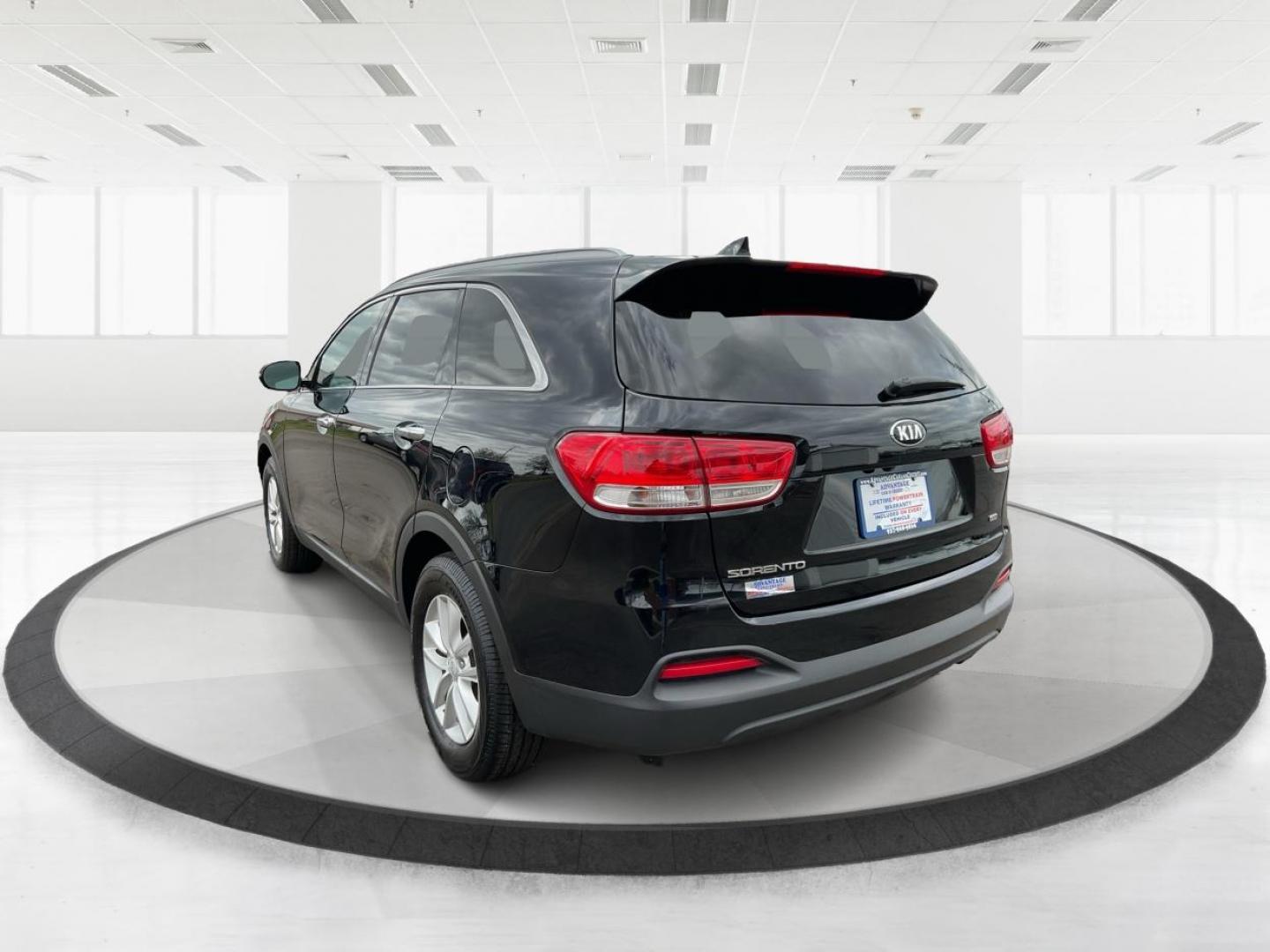 2018 Kia Sorento 2.4L LX (5XYPG4A38JG) with an 2.4L I-4 gasoline direct injection engine, located at 1184 Kauffman Ave, Fairborn, OH, 45324, (937) 908-9800, 39.807072, -84.031563 - Photo#4
