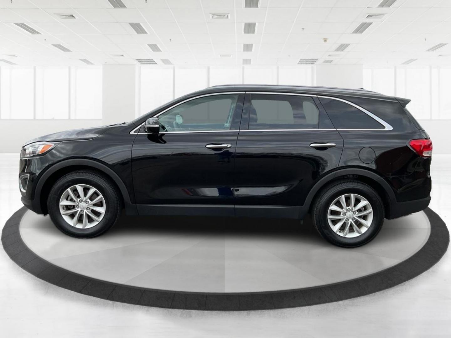 2018 Kia Sorento 2.4L LX (5XYPG4A38JG) with an 2.4L I-4 gasoline direct injection engine, located at 1184 Kauffman Ave, Fairborn, OH, 45324, (937) 908-9800, 39.807072, -84.031563 - Photo#5