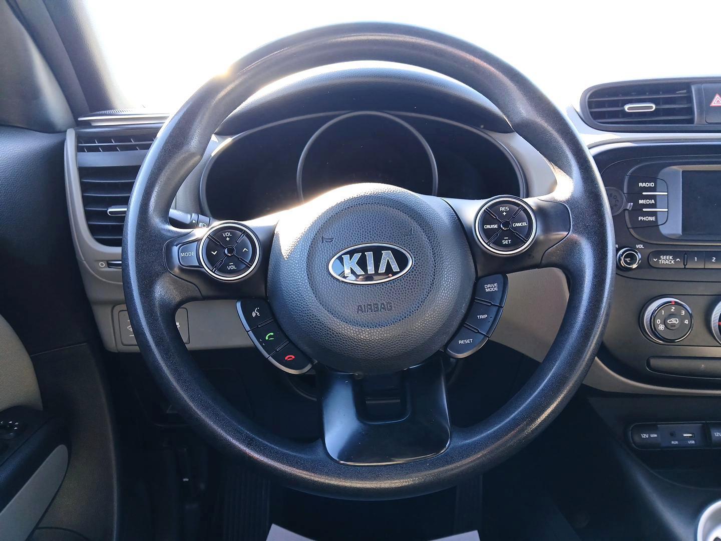 2018 Kia Soul Base 6A (KNDJN2A23J7) with an 1.6L L4 DOHC 16V engine, 6-Speed Automatic transmission, located at 401 Woodman Dr, Riverside, OH, 45431, (937) 908-9800, 39.761024, -84.120956 - Photo#13