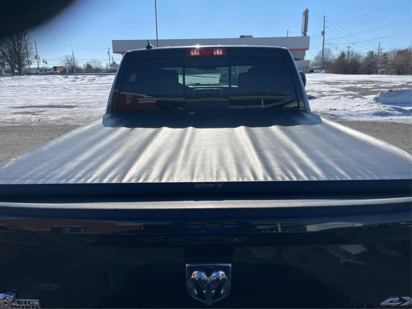 2018 Ram 1500 SLT Crew Cab SWB 4WD (1C6RR7LT9JS) with an 5.7L V8 OHV 16V engine, 8-Speed Automatic transmission, located at 1230 East Main St, Xenia, OH, 45385, (937) 908-9800, 39.688042, -83.910538 - Photo#10