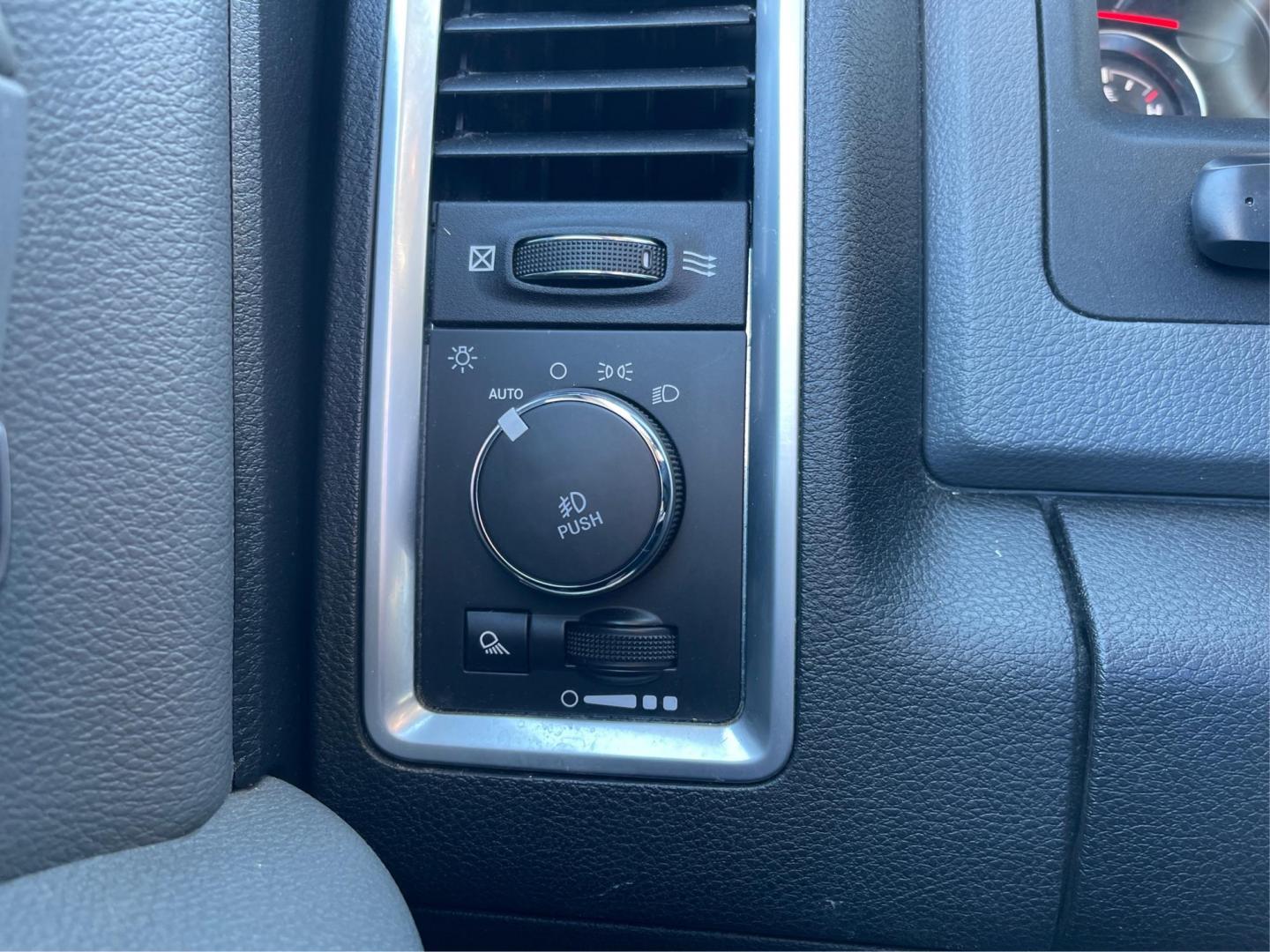 2018 Ram 1500 SLT Crew Cab SWB 4WD (1C6RR7LT9JS) with an 5.7L V8 OHV 16V engine, 8-Speed Automatic transmission, located at 1230 East Main St, Xenia, OH, 45385, (937) 908-9800, 39.688042, -83.910538 - Photo#15
