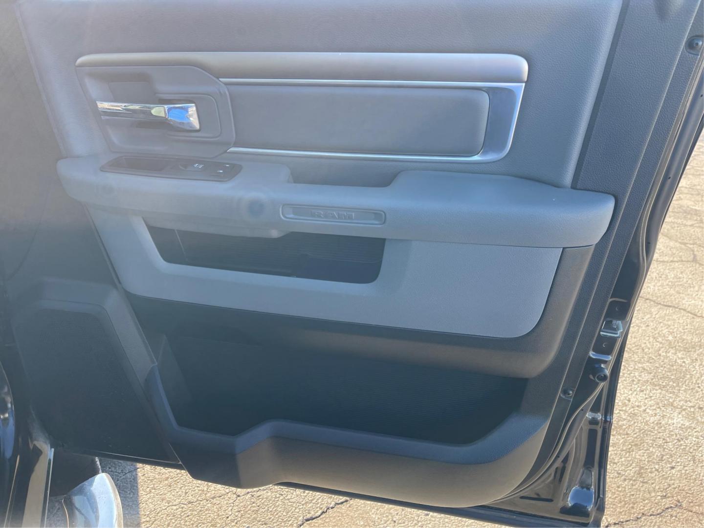 2018 Ram 1500 SLT Crew Cab SWB 4WD (1C6RR7LT9JS) with an 5.7L V8 OHV 16V engine, 8-Speed Automatic transmission, located at 1230 East Main St, Xenia, OH, 45385, (937) 908-9800, 39.688042, -83.910538 - Photo#18