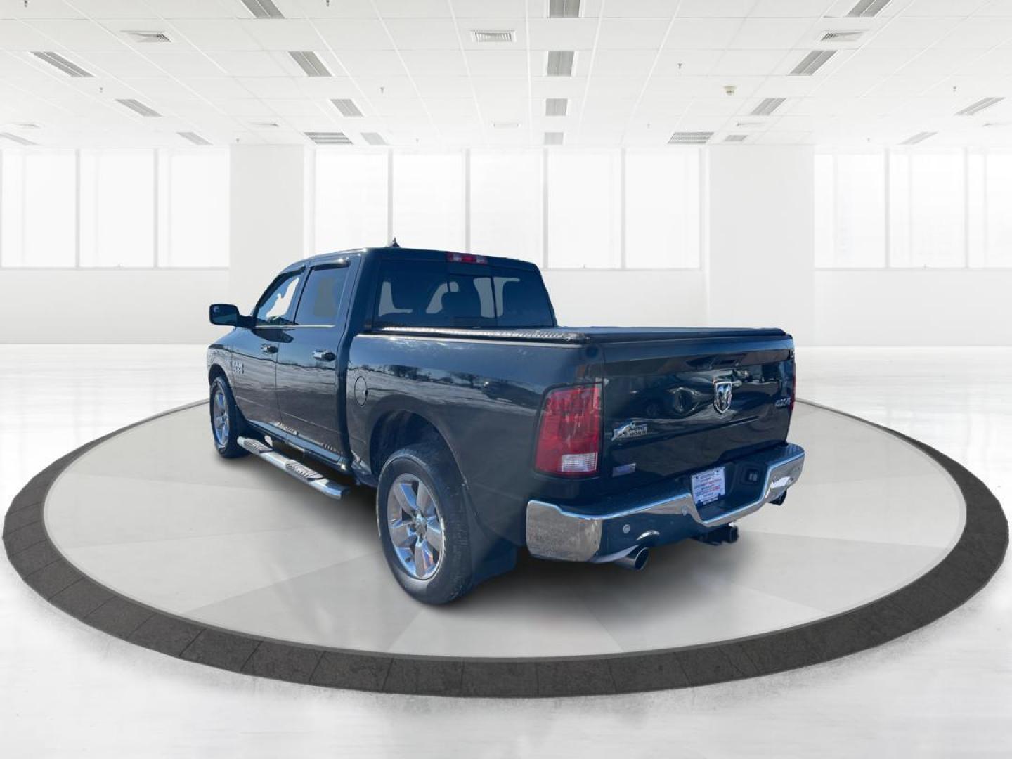 2018 Ram 1500 SLT Crew Cab SWB 4WD (1C6RR7LT9JS) with an 5.7L V8 OHV 16V engine, 8-Speed Automatic transmission, located at 1230 East Main St, Xenia, OH, 45385, (937) 908-9800, 39.688042, -83.910538 - Photo#4