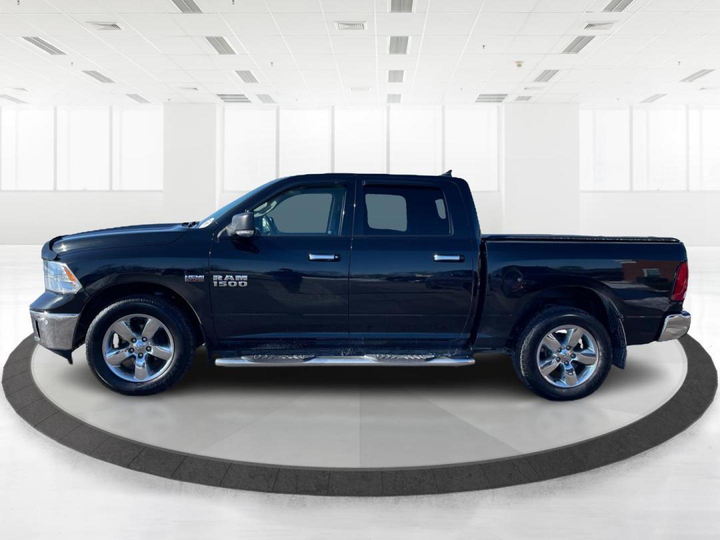 2018 Ram 1500 SLT Crew Cab SWB 4WD (1C6RR7LT9JS) with an 5.7L V8 OHV 16V engine, 8-Speed Automatic transmission, located at 1230 East Main St, Xenia, OH, 45385, (937) 908-9800, 39.688042, -83.910538 - Photo#5
