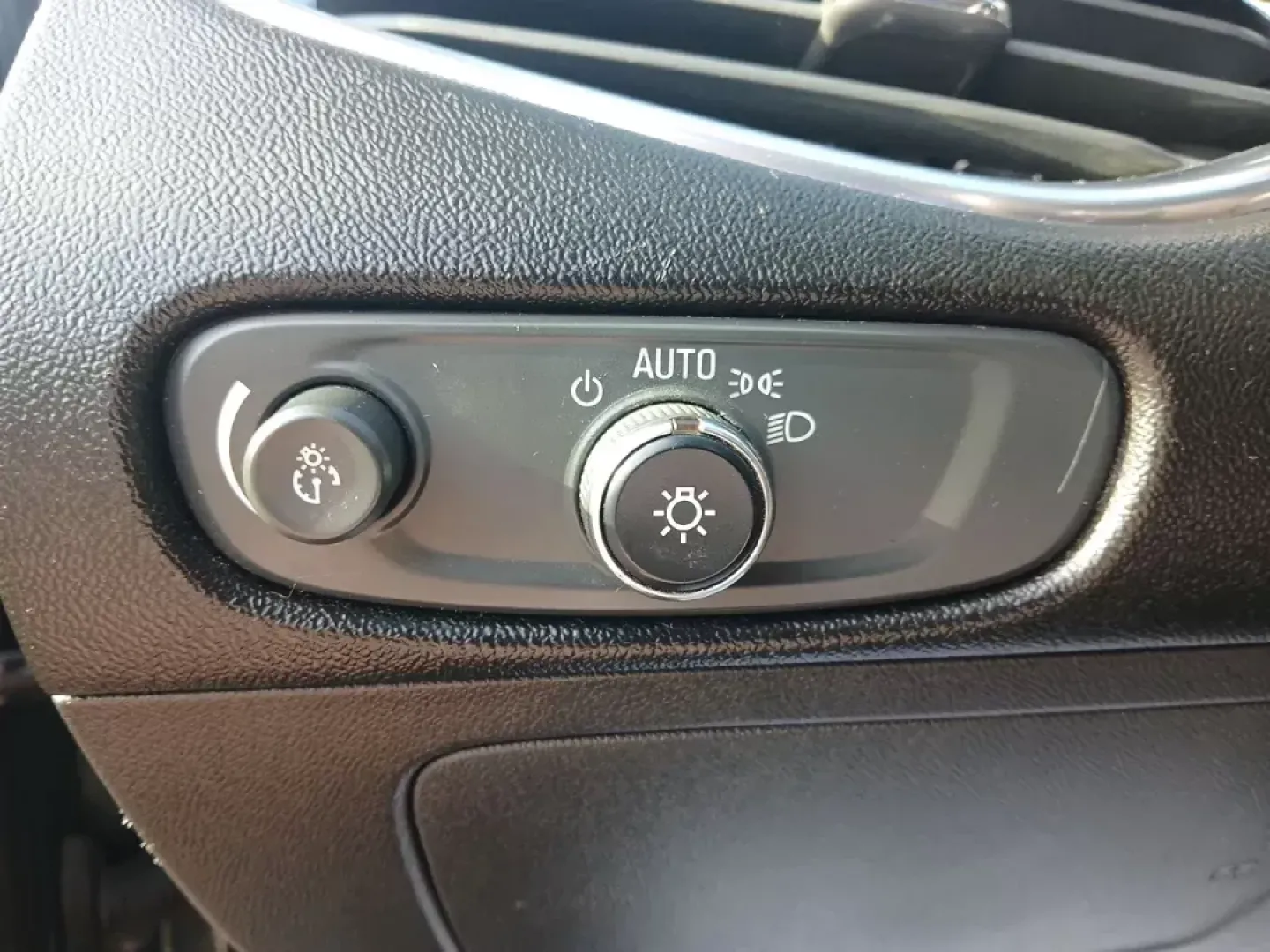 2019 Chevrolet Malibu LT (1G1ZD5ST2KF) with an 1.5L L4 DOHC 16V engine, 6-Speed Automatic transmission, located at 1099 N County Rd 25A , Troy, OH, 45373, (937) 908-9800, 40.057041, -84.215462 - Photo#17