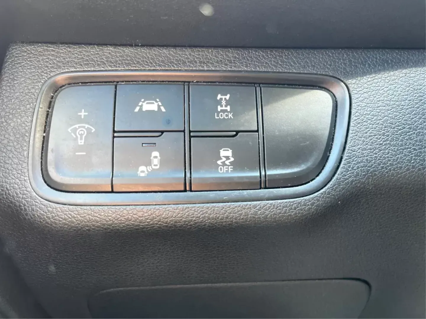 2019 Hyundai Santa Fe SE 2.4 AWD (5NMS2CAD9KH) with an 2.4L L4 DOHC 16V engine, 8-Speed Automatic transmission, located at 880 E. National Road, OH, 45377, (937) 908-9800, 39.891918, -84.183975 - Photo#17