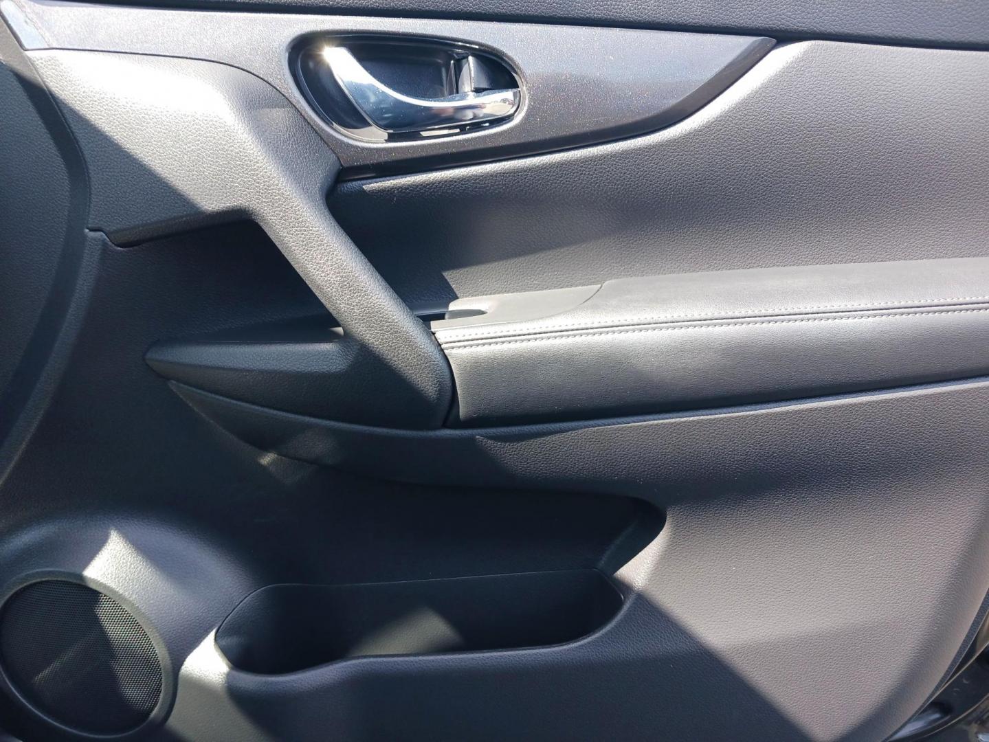 2019 Nissan Rogue SV AWD (KNMAT2MV8KP) with an 2.5L L4 DOHC 16V engine, Continuously Variable Transmission transmission, located at 880 E. National Road, OH, 45377, (937) 908-9800, 39.891918, -84.183975 - Photo#18