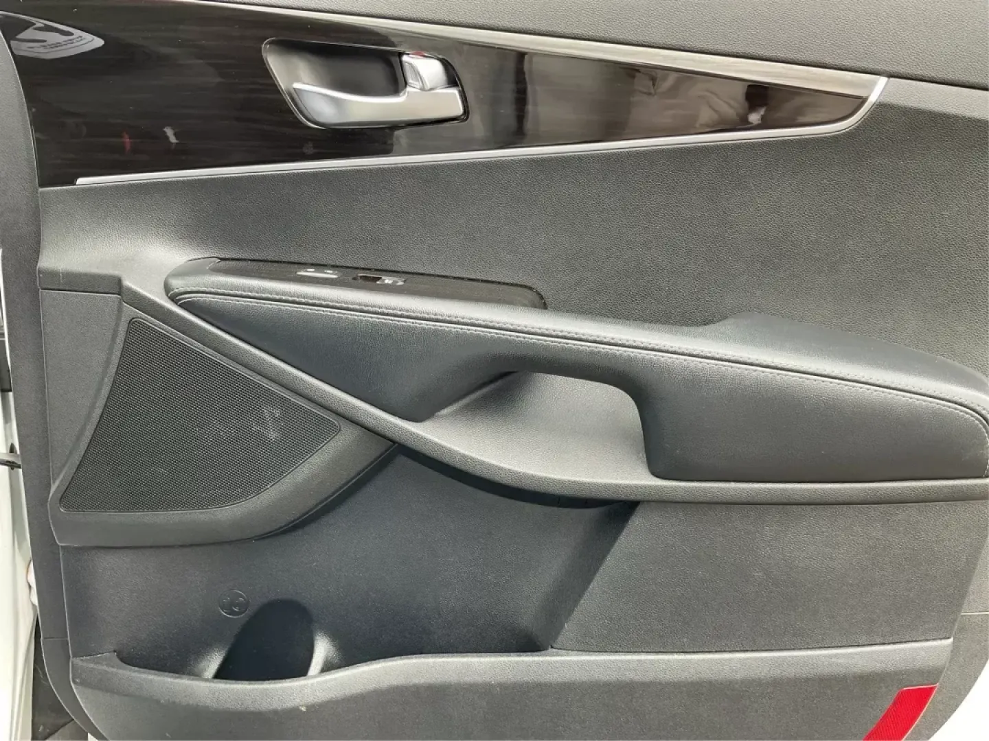 2020 Kia Sorento 2.4L LX (5XYPGDA38LG) with an 2.4L I-4 gasoline direct injection engine, located at 1184 Kauffman Ave, Fairborn, OH, 45324, (937) 908-9800, 39.807072, -84.031563 - Photo#17
