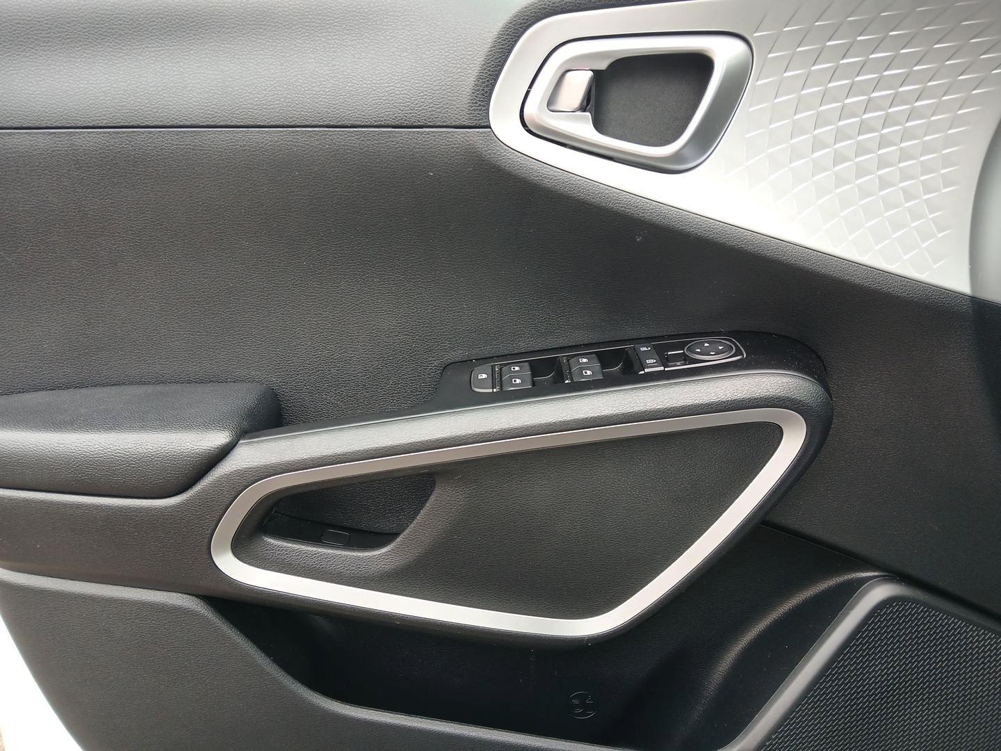 2020 Kia Soul LX CVT (KNDJ23AU1L7) with an 2.0L L4 DOHC 16V engine, Continuously Variable Transmission transmission, located at 1951 S Dayton Lakeview Rd., New Carlisle, OH, 45344, (937) 908-9800, 39.890999, -84.050255 - Photo#17