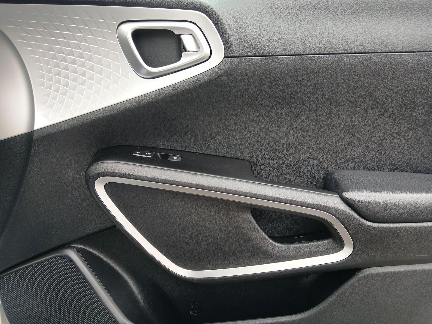 2020 Kia Soul LX CVT (KNDJ23AU1L7) with an 2.0L L4 DOHC 16V engine, Continuously Variable Transmission transmission, located at 1951 S Dayton Lakeview Rd., New Carlisle, OH, 45344, (937) 908-9800, 39.890999, -84.050255 - Photo#18