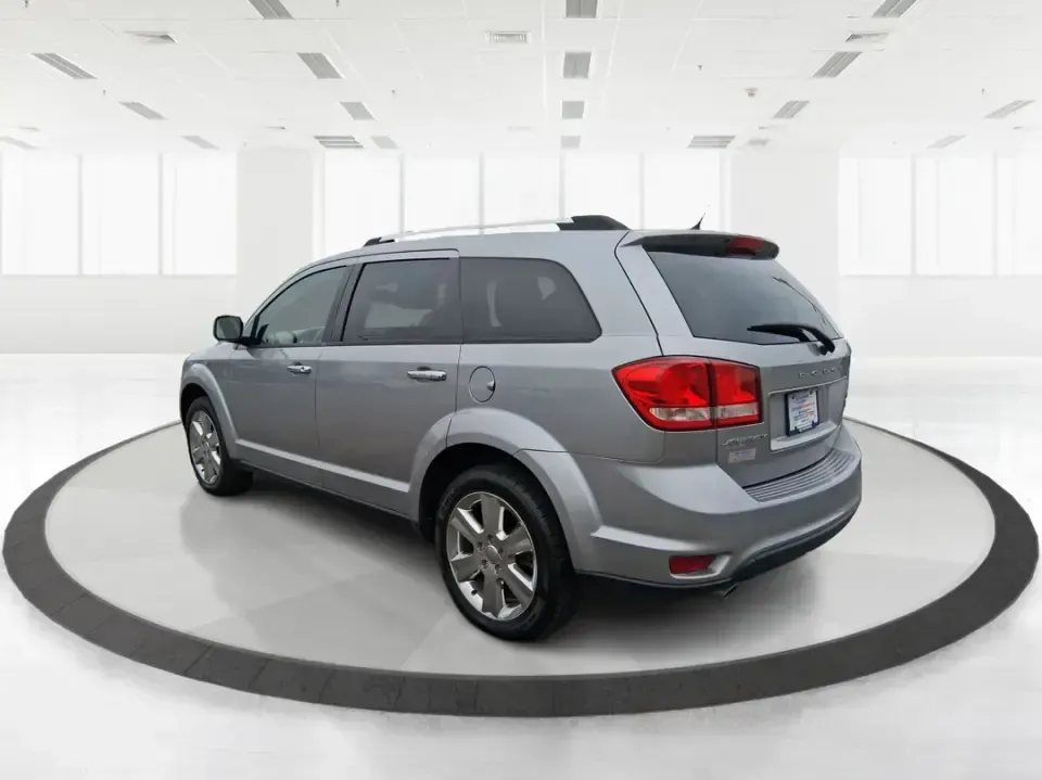 2017 Dodge Journey SXT AWD (3C4PDDBG9HT) with an Pentastar 3.6L V-6 DOHC engine, 6A transmission, located at 1230 East Main St, Xenia, OH, 45385, (937) 908-9800, 39.688026, -83.910172 - ### Explore New Adventures with the 2017 Dodge Journey SXT AWD at Advantage Car and Credit<br /> <br /> Looking for an SUV that can keep up with your dynamic lifestyle? The 2017 Dodge Journey SXT AWD is the perfect companion for growing families, weekend adventurers, and daily commuters alike. With - Photo#4