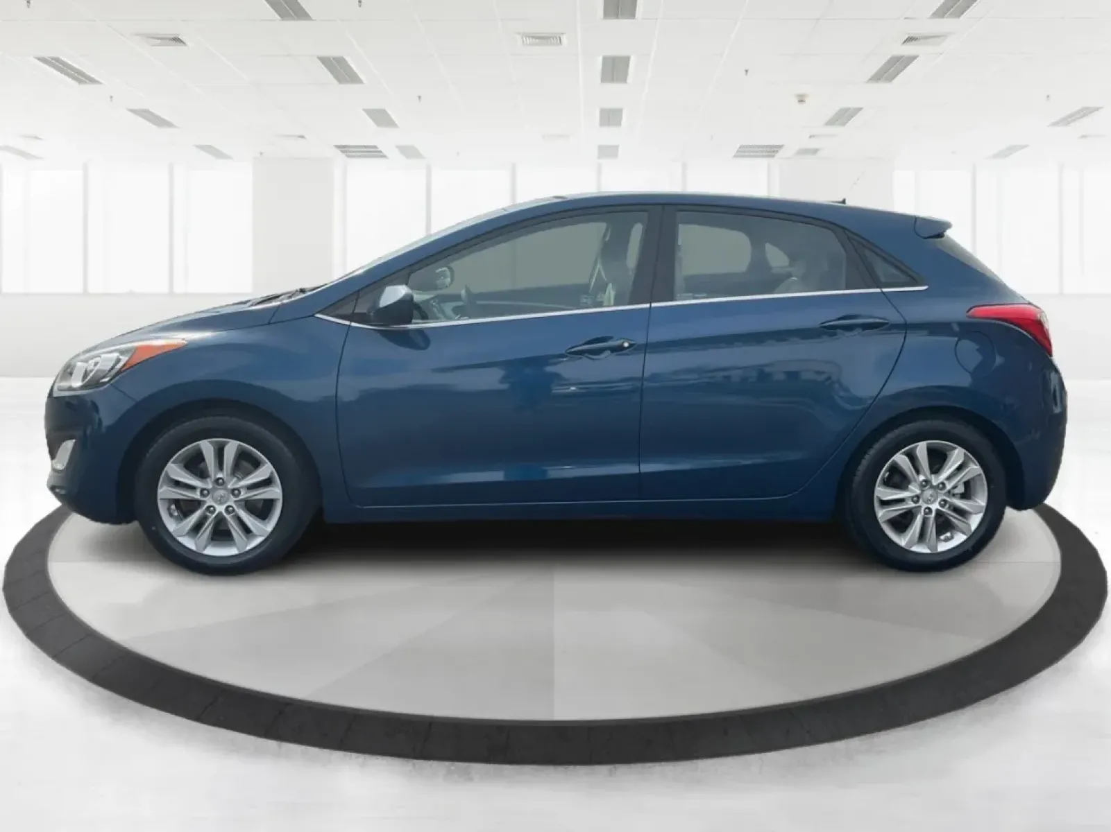 2014 Hyundai Elantra GT GT (KMHD35LH4EU) with an Other engine, located at 1184 Kauffman Ave, Fairborn, OH, 45324, (937) 908-9800, 39.807072, -84.030914 - **Discover Your Next Adventure with the 2014 Hyundai Elantra GT at Advantage Car and Credit!**<br /> <br /> Are you searching for a reliable vehicle that fits seamlessly into both your daily routine and your weekend getaways? Look no further than the 2014 Hyundai Elantra GT, available at Advantage C - Photo#5