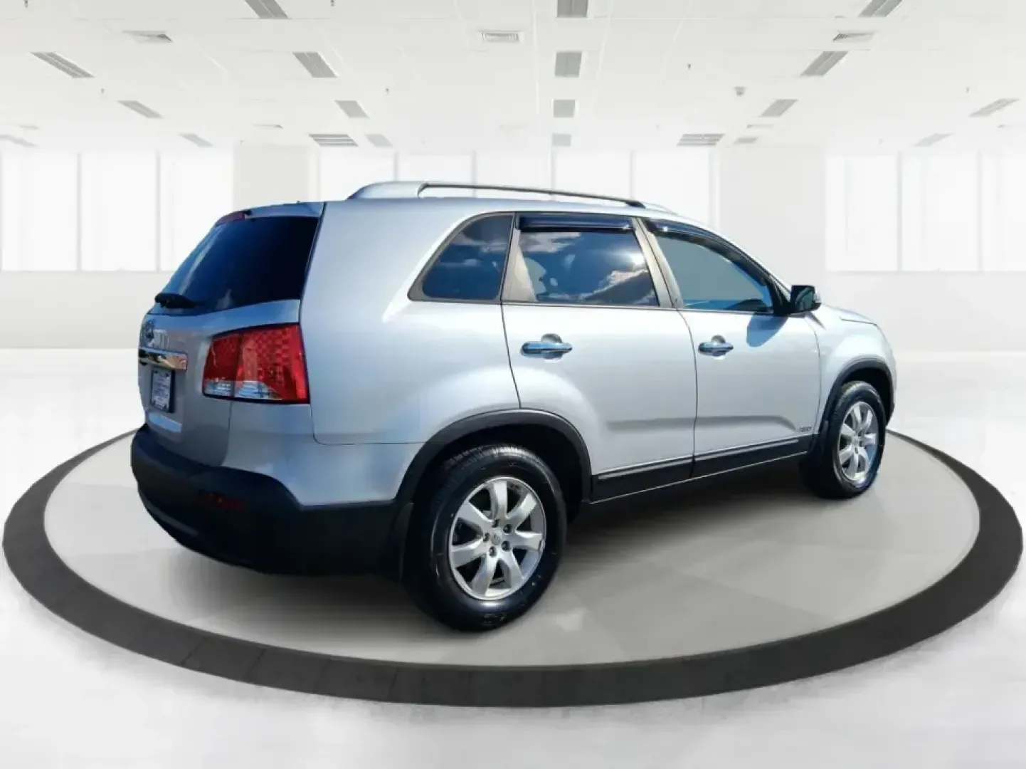 2013 Kia Sorento LX (5XYKTCA64DG) with an 2.4L I-4 gasoline direct injection engine, 6-Speed Automatic transmission, located at 1230 East Main St, Xenia, OH, 45385, (937) 908-9800, 39.688026, -83.910172 - Load up the kids, the dog, and the groceries-or point the hood toward a weekend escape at John Bryan State Park-because this 2013 Kia Sorento LX is the kind of practical SUV that fits real life in Greene County. With confident all-weather capability, flexible seating, and everyday comfort, it's idea - Photo#2