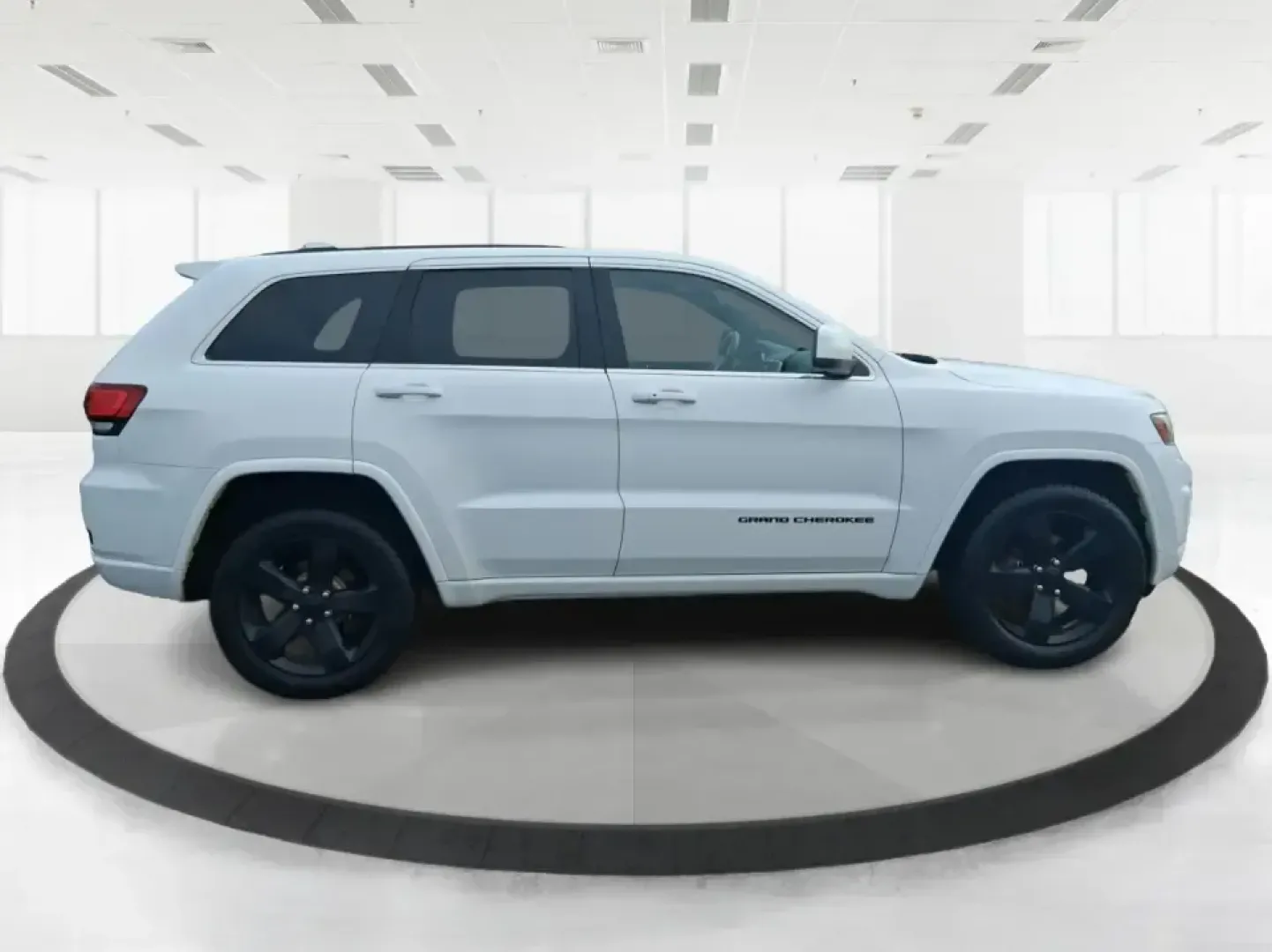 2015 Jeep Grand Cherokee Altitude (1C4RJFAG9FC) with an 3.6L V-6 DOHC engine, 8-Speed Automatic transmission, located at 1099 N County Rd 25A , Troy, OH, 45373, (937) 908-9800, 40.057079, -84.212883 - Weekend getaways to Hocking Hills, snowy school runs, or a confident daily commute up I75 feel easier when your SUV is built for real Ohio weather and real-life schedules. This 2015 Jeep Grand Cherokee Altitude in Bright White Clearcoat is the kind of capable, comfortable SUV that fits busy families - Photo#1