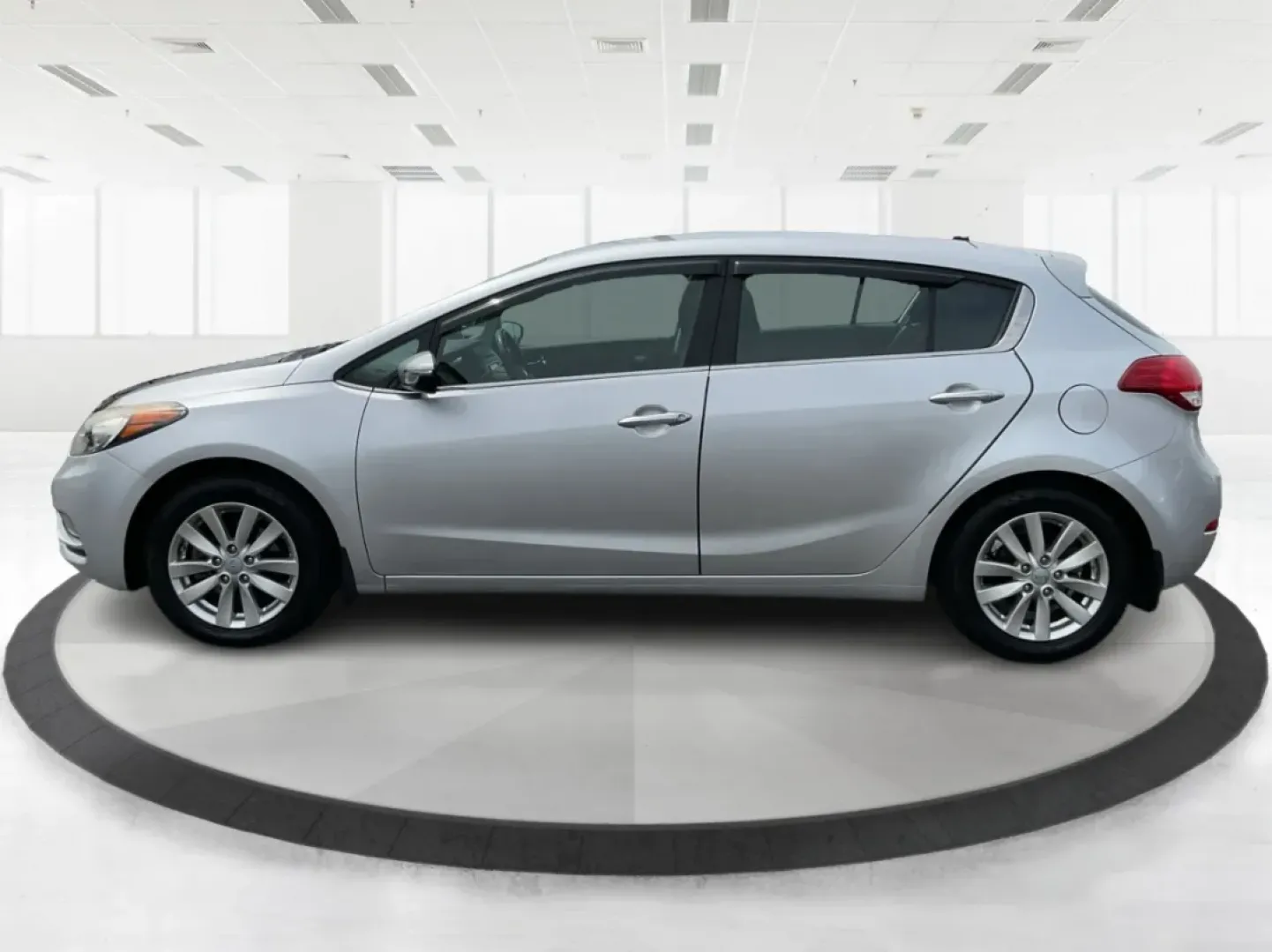 2014 Kia Forte EX (KNAFX5A88E5) with an 2L I-4 gasoline direct injection engine, located at 1099 N County Rd 25A , Troy, OH, 45373, (937) 908-9800, 40.057079, -84.212883 - **Discover Your Next Adventure with the 2014 Kia Forte EX at Advantage Car and Credit!**<br /> <br /> Are you ready to elevate your daily commute or embark on weekend adventures? The 2014 Kia Forte EX is the perfect companion, whether you're navigating the bustling streets of Fairborn, OH, or hittin - Photo#5