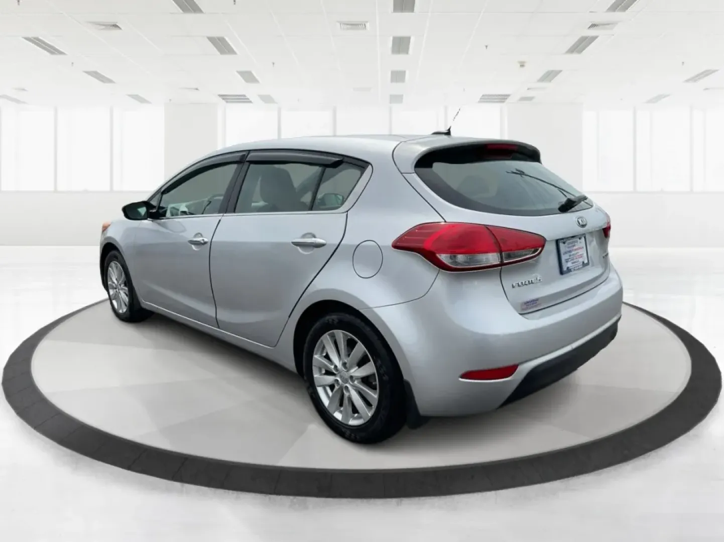 2014 Kia Forte EX (KNAFX5A88E5) with an 2L I-4 gasoline direct injection engine, located at 4508 South Dixie Dr, Moraine, OH, 45439, (937) 908-9800, 39.689976, -84.218452 - **Discover Your Next Adventure with the 2014 Kia Forte EX at Advantage Car and Credit!**<br /> <br /> Are you ready to elevate your daily commute or embark on weekend adventures? The 2014 Kia Forte EX is the perfect companion, whether you're navigating the bustling streets of Fairborn, OH, or hittin - Photo#4