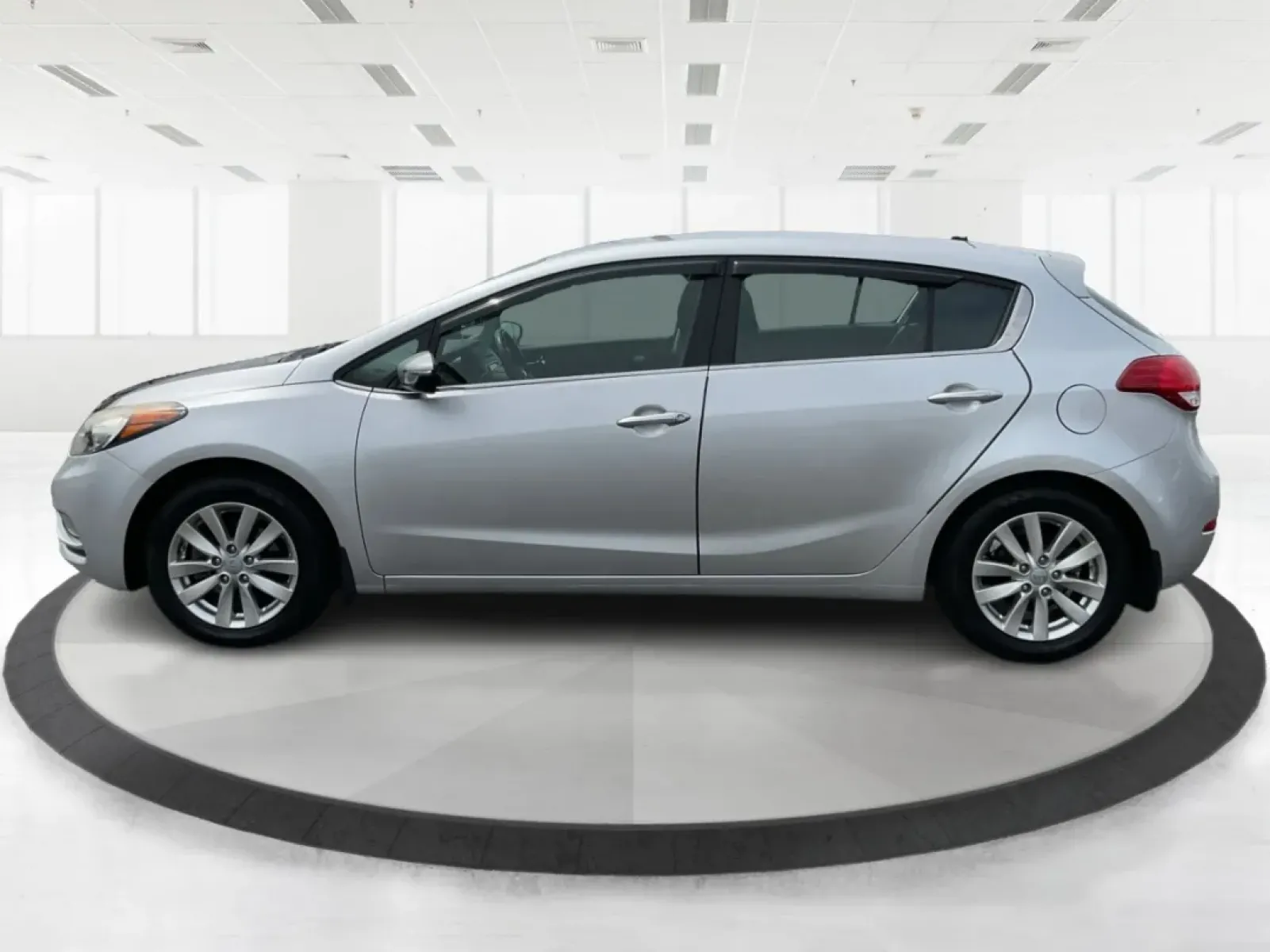 2014 Kia Forte EX (KNAFX5A88E5) with an 2L I-4 gasoline direct injection engine, located at 401 Woodman Dr, Riverside, OH, 45431, (937) 908-9800, 39.760899, -84.123421 - 2014 Kia Forte EX - Photo#5