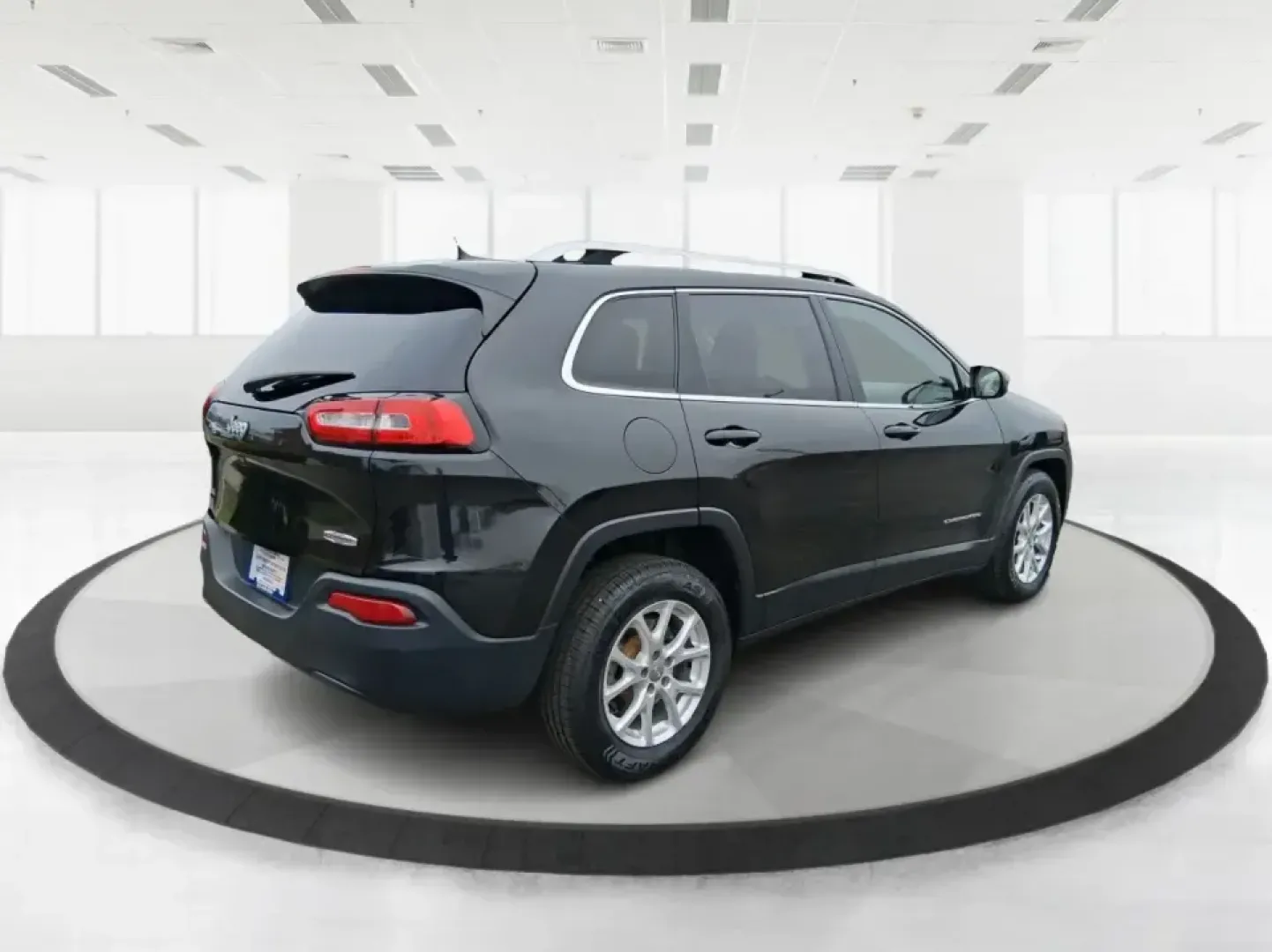 2015 Jeep Cherokee Latitude (1C4PJMCBXFW) with an 2.4L L4 DOHC 16V engine, 9-Speed Automatic transmission, located at 1230 East Main St, Xenia, OH, 45385, (937) 908-9800, 39.688026, -83.910172 - Weekend escapes to John Bryan State Park, snowy school runs, and everyday commuting up US35 feel a lot easier when you're driving a capable crossover that's comfortable, confident, and ready for Ohio weather. This 2015 Jeep Cherokee Latitude is a smart fit for busy families in Beavercreek, professio - Photo#2