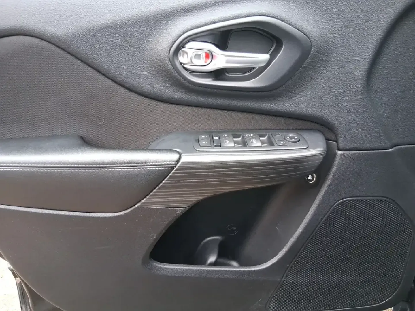 2015 Jeep Cherokee Latitude (1C4PJMCBXFW) with an 2.4L L4 DOHC 16V engine, 9-Speed Automatic transmission, located at 1230 East Main St, Xenia, OH, 45385, (937) 908-9800, 39.688026, -83.910172 - Weekend escapes to John Bryan State Park, snowy school runs, and everyday commuting up US35 feel a lot easier when you're driving a capable crossover that's comfortable, confident, and ready for Ohio weather. This 2015 Jeep Cherokee Latitude is a smart fit for busy families in Beavercreek, professio - Photo#18