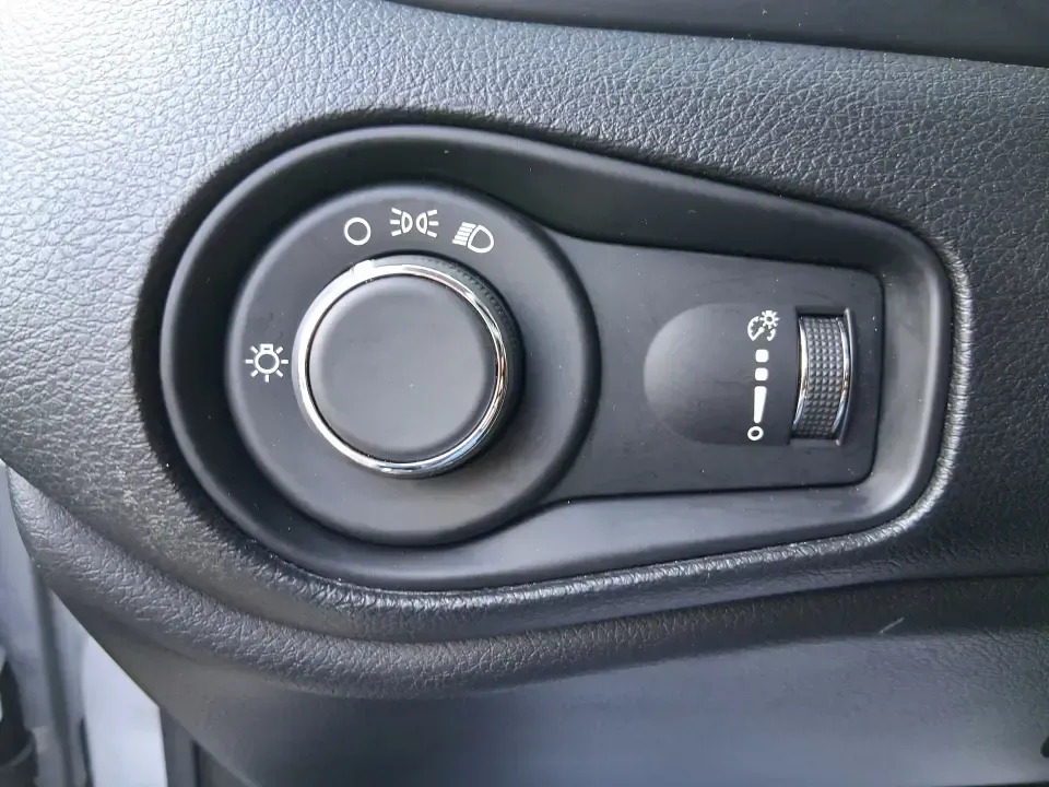 2020 Jeep Renegade Sport FWD (ZACNJAAB1LP) with an 2.4L L4 DOHC 16V engine, 9A transmission, located at 1951 S Dayton Lakeview Rd., New Carlisle, OH, 45344, (937) 908-9800, 39.890999, -84.050255 - Picture your next weekend: you're cruising from New Carlisle to Springfield for errands, then heading back on I70 with the cargo area packed for a family cookout at George Rogers Clark Park. If you need a compact SUV that's easy to park, comfortable for daily commuting, and ready for spontaneous roa - Photo#16